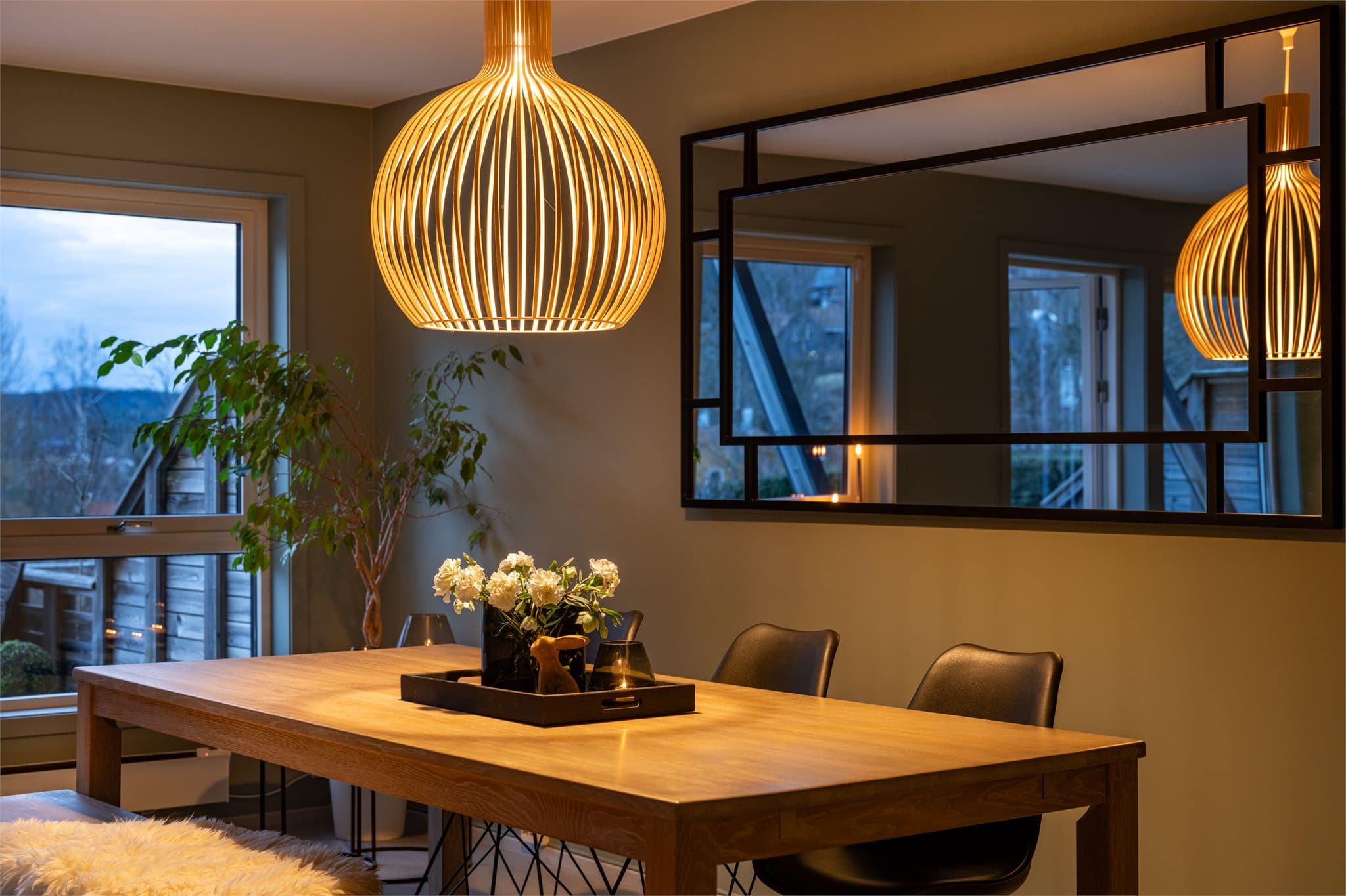 Den stemningsfulle belysningen fremhever de fine detaljene i rommet.