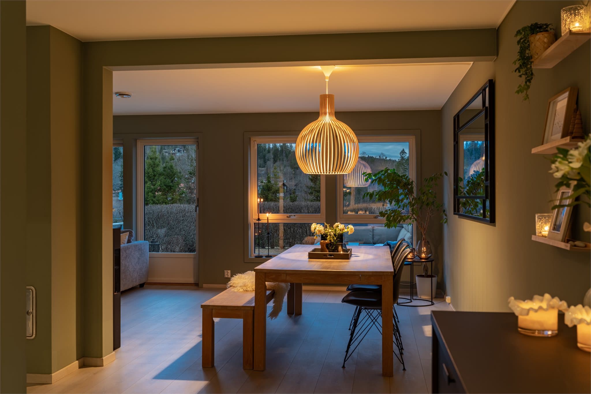 Den åpne planløsningen oppleves luftig og sosial selv etter mørkets frembrudd.