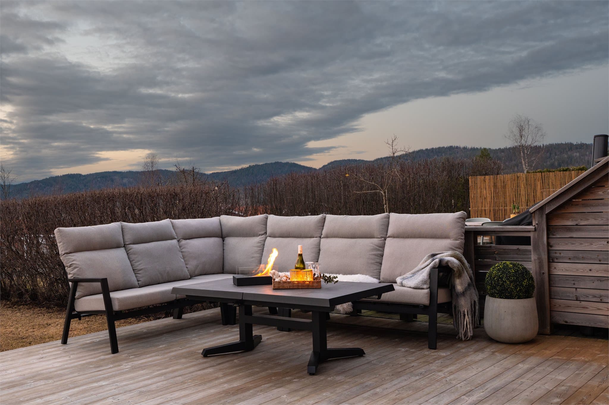 Terrassen er et flott sted å nyte sene sommerkvelder.