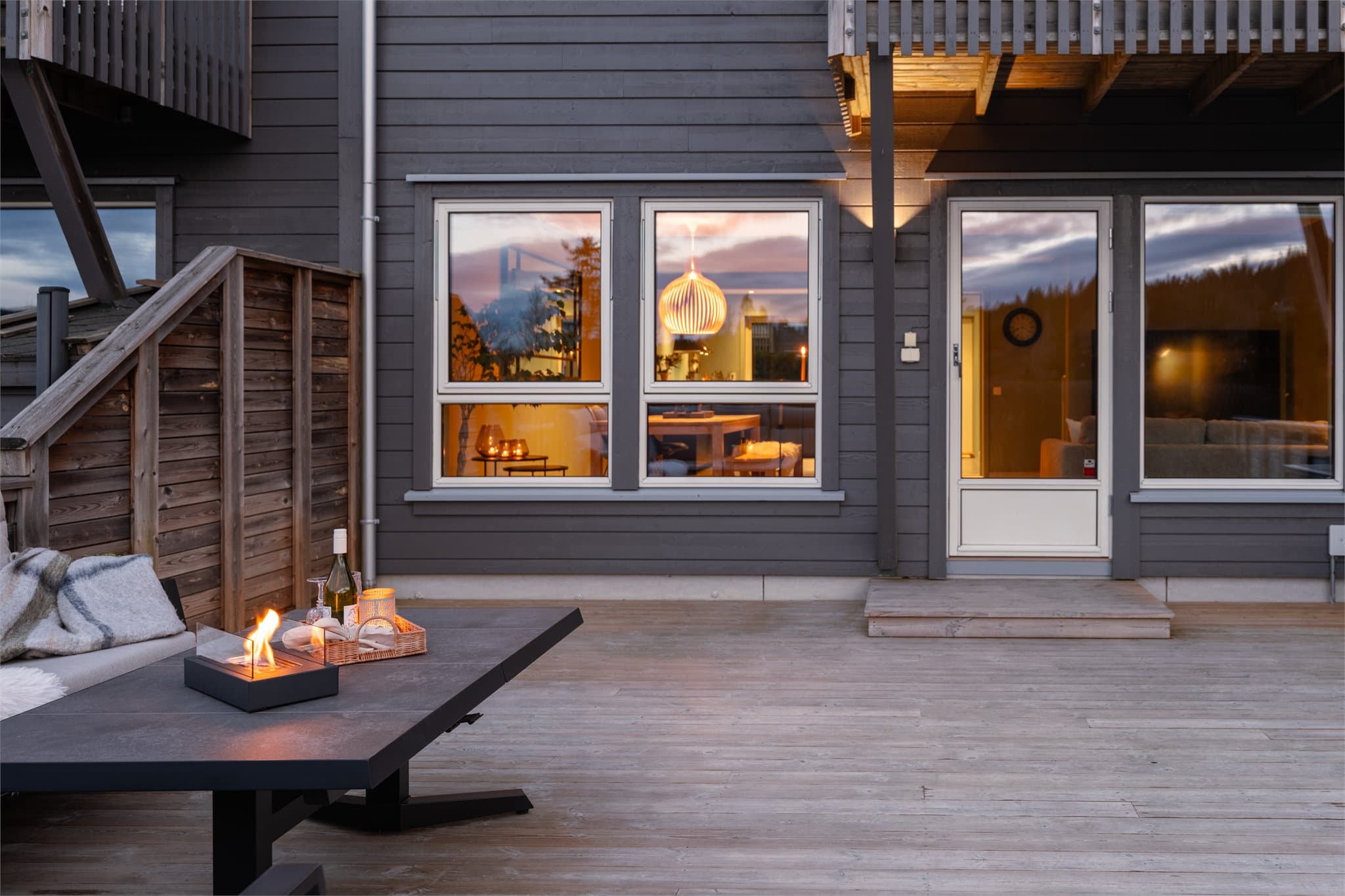 Her kan man nyte lange sommerkvelder utendørs, med flott kveldssol.