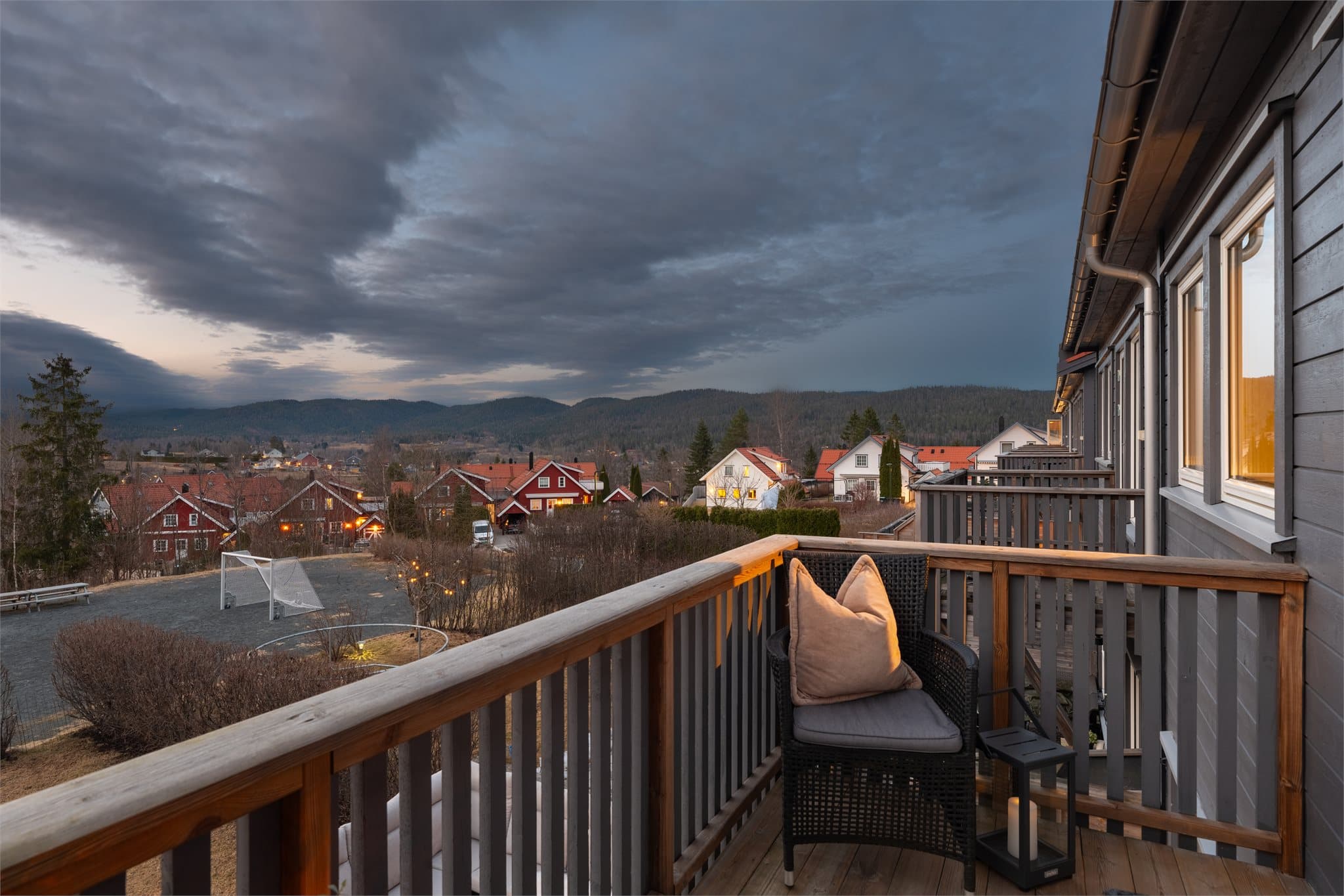 Kort og trygg vei til skoler som Lommedalen skole, kun 600 meter unna.