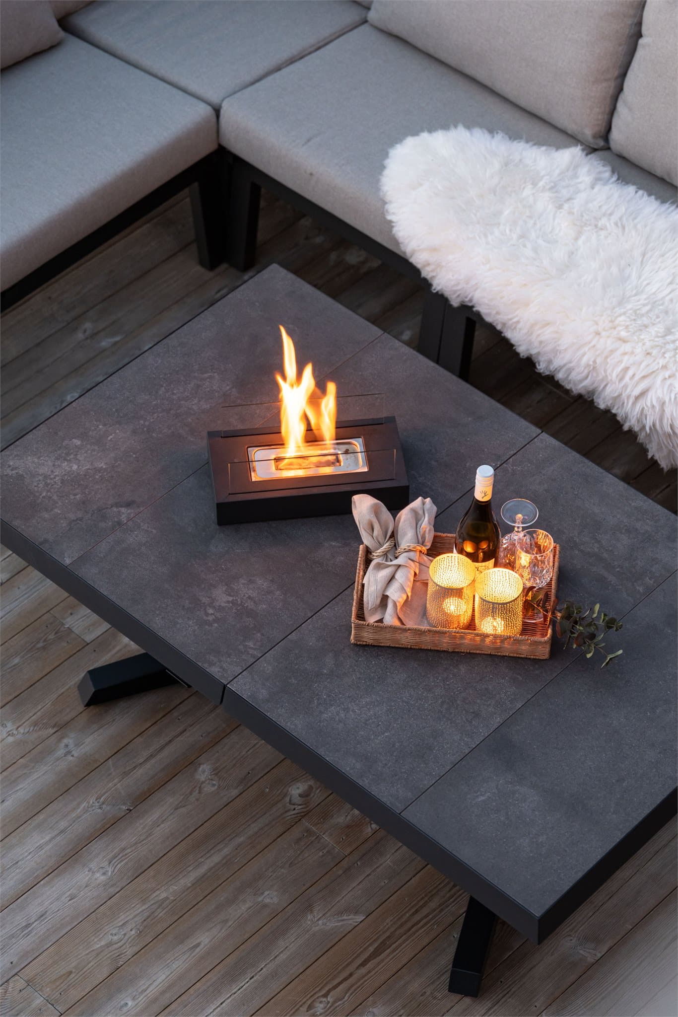 Detaljer som skaper en hyggelig atmosfære på uteplassen.