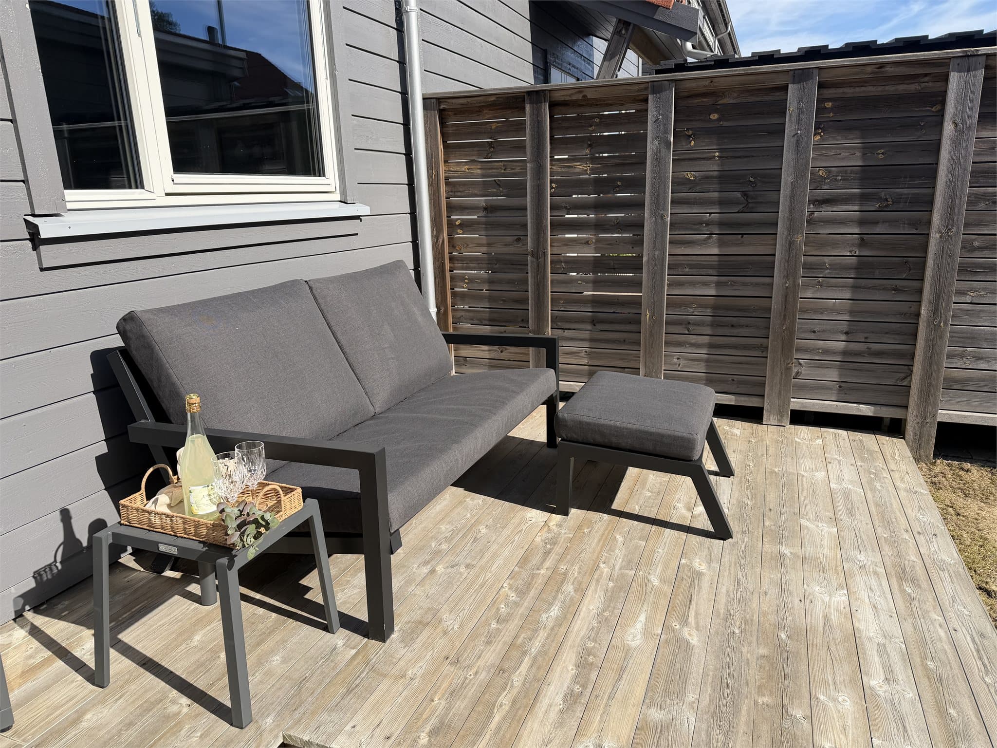 Hyggelig sitteplass i tilknytning til inngangspartiet. Selgers private bilder.