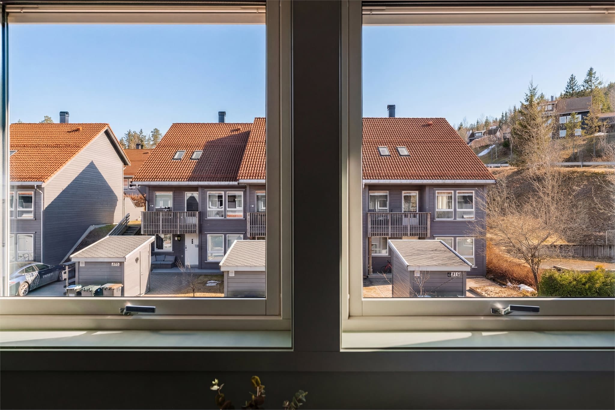 Utsyn over et rolig og etablert nabolag og soverommet har utvendig solskjerming.
