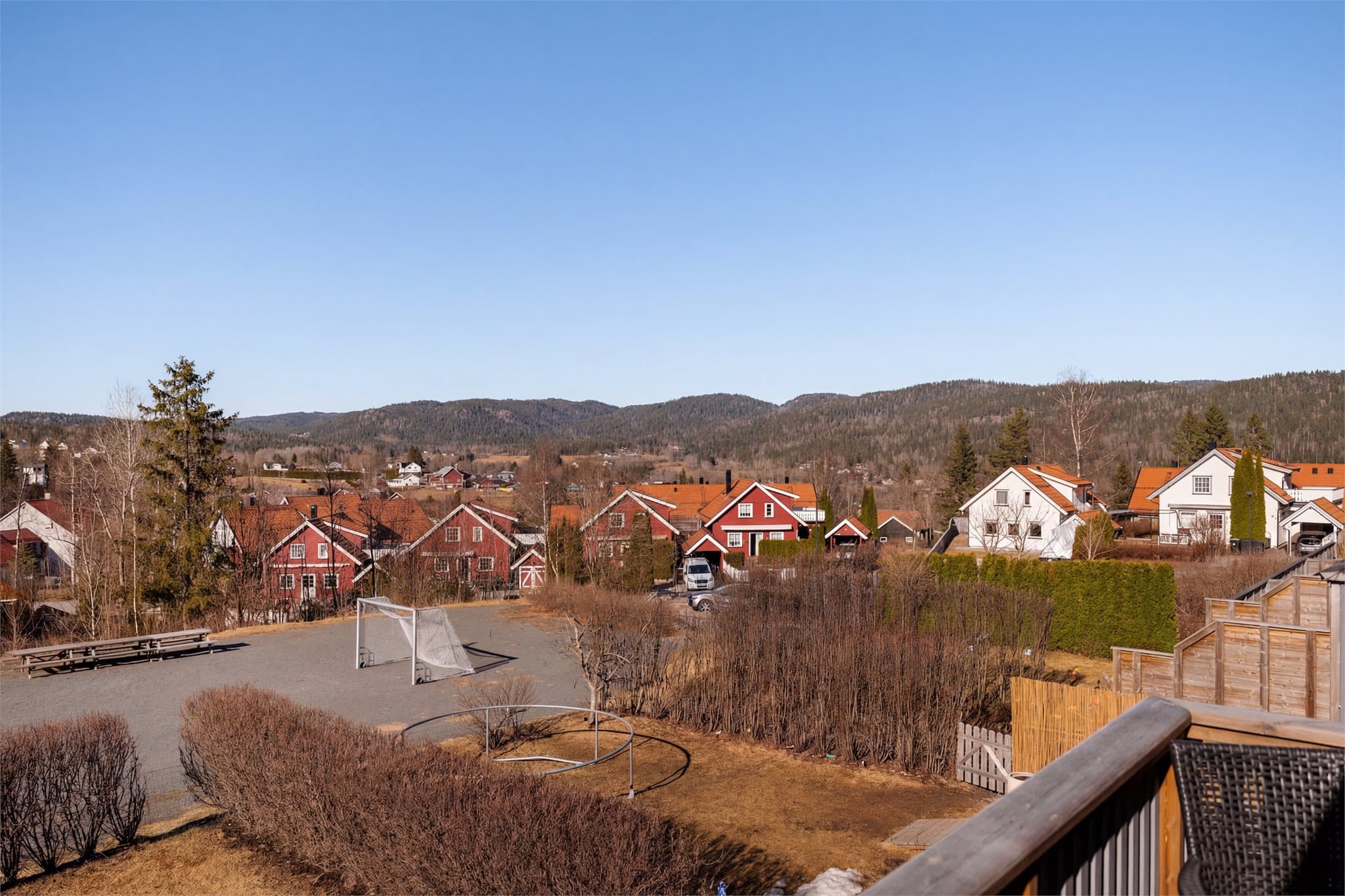 Boligen ligger høyt og fritt til med umiddelbar nærhet til flotte turmuligheter i Bærumsmarka.