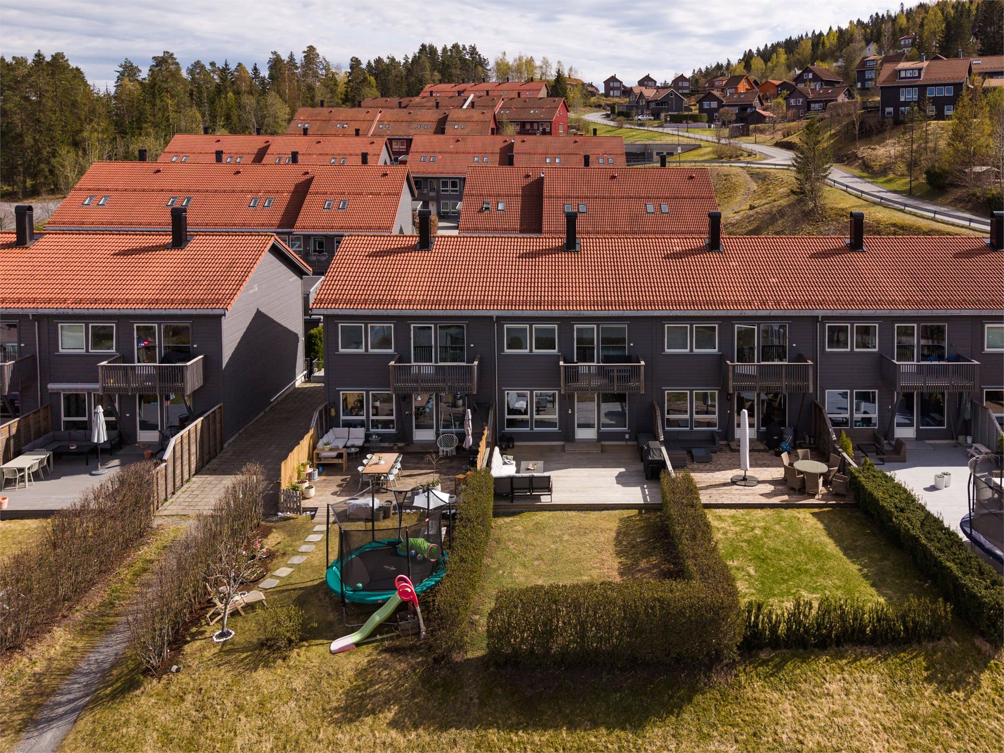 En delikat og lekker familiebolig sentralt i Lommedalen.