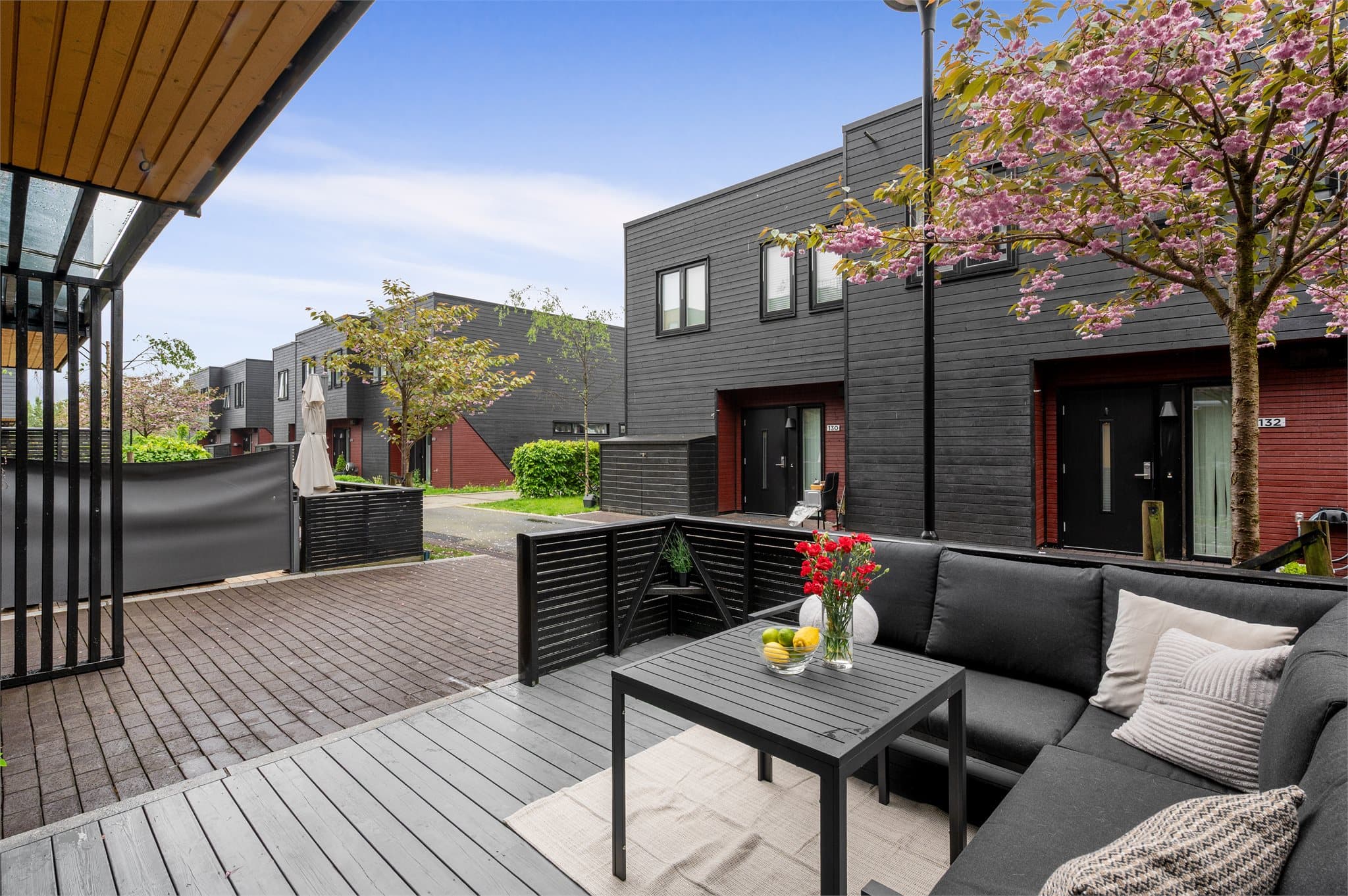 - Her kan man nyte gode solforhold fra ca kl. 11 - 20, midtsommers -