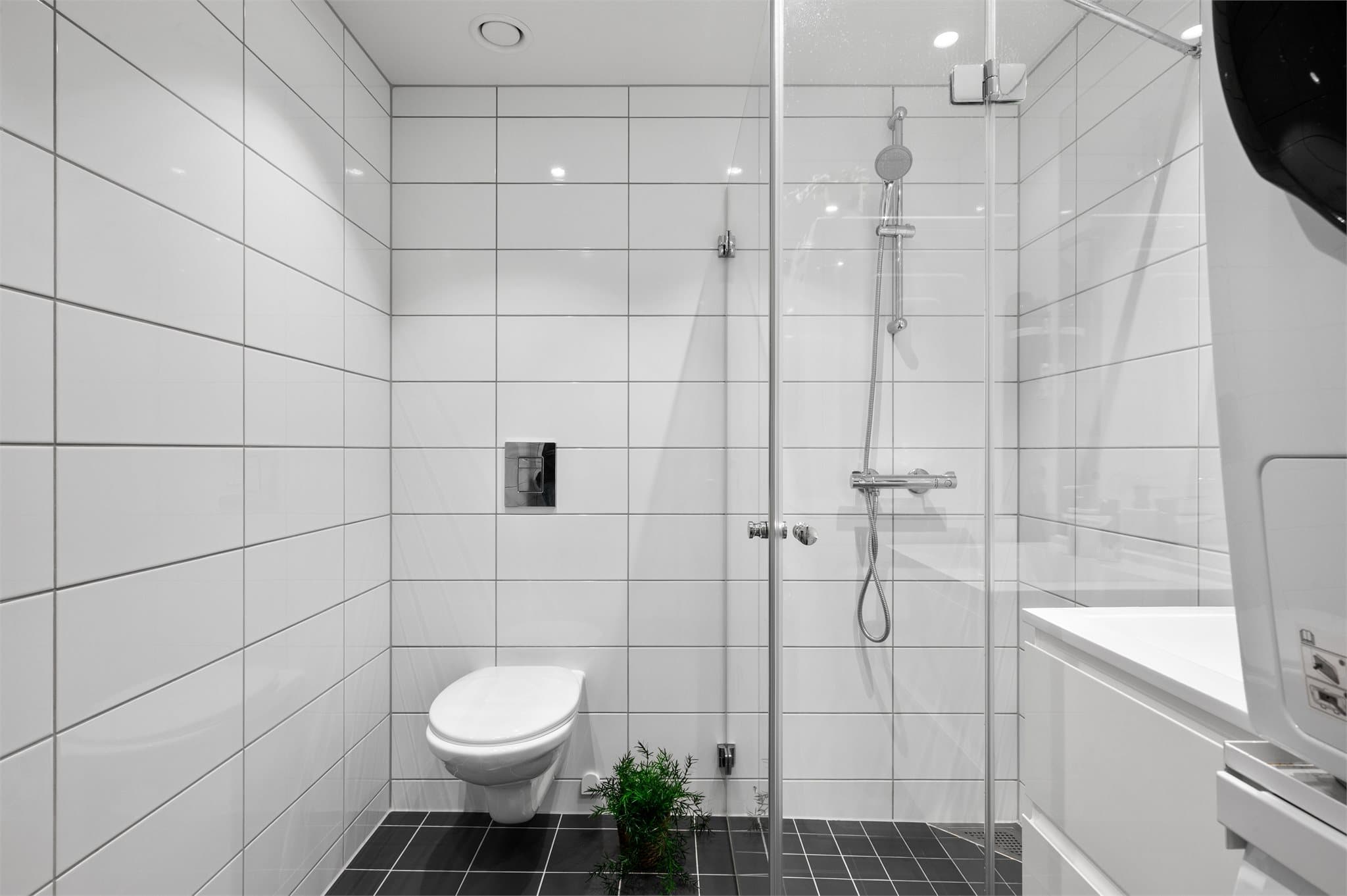 - Pent, helfliset bad som måler 4,3 m² -