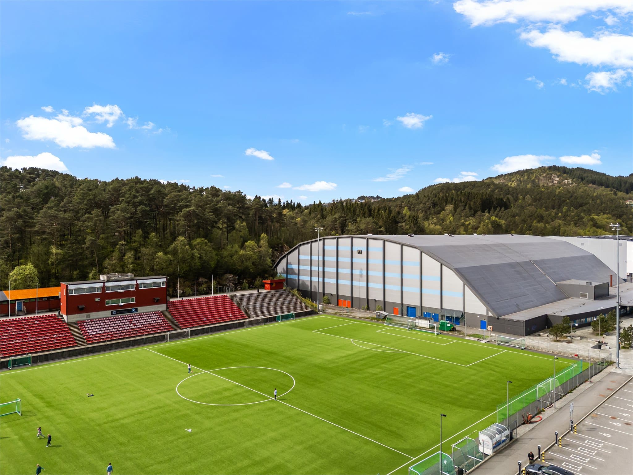 - For den aktive finner man Myrdal Stadion/Vestlandshallen i kort gange fra leiligheten -