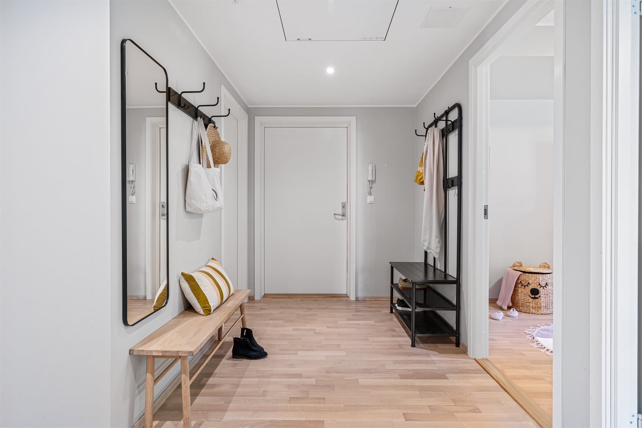 - Romslig entré på 8,3m² -