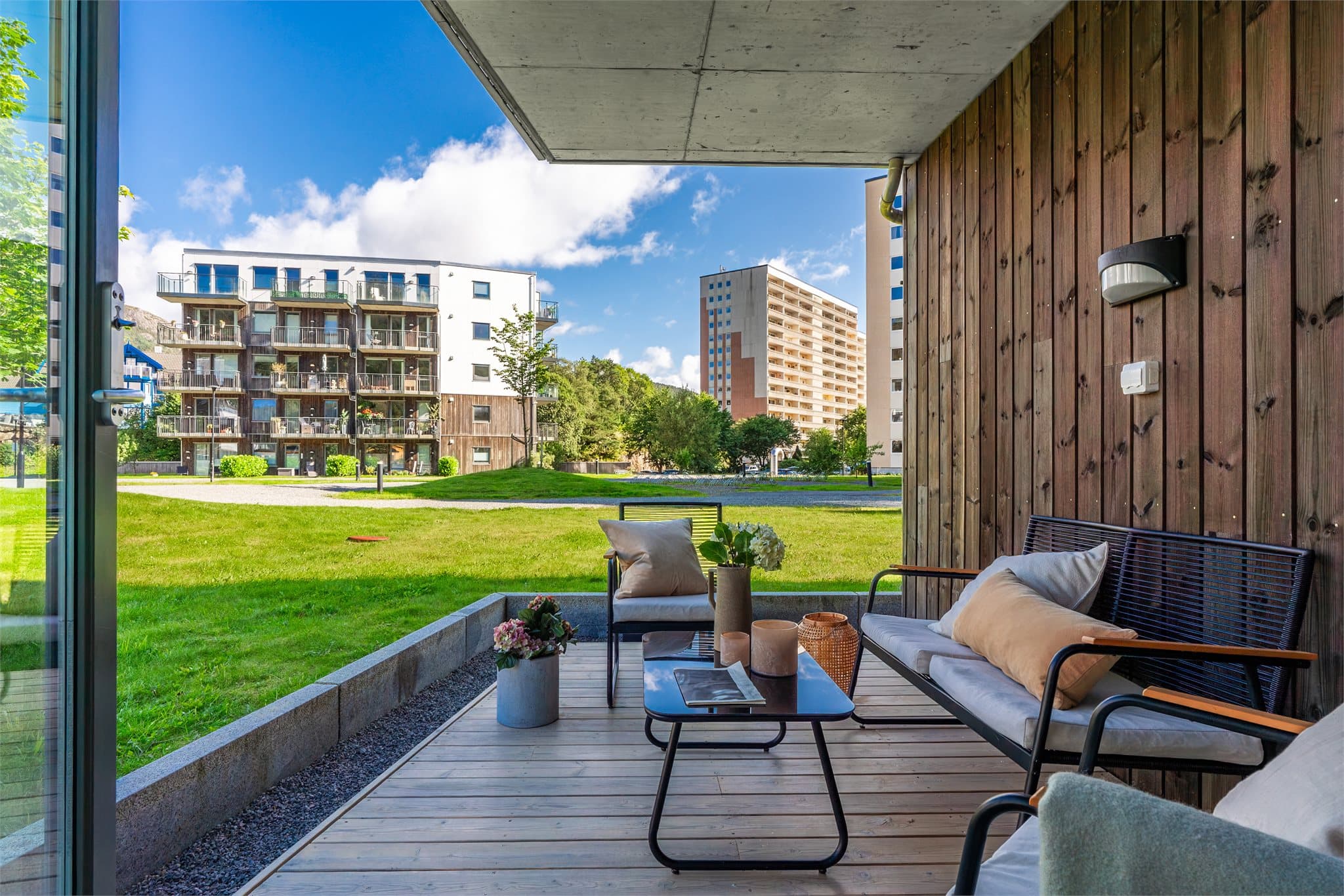 - Her har man en koselig og overbygget terrasseplatting med rom for diverse utemøblement -