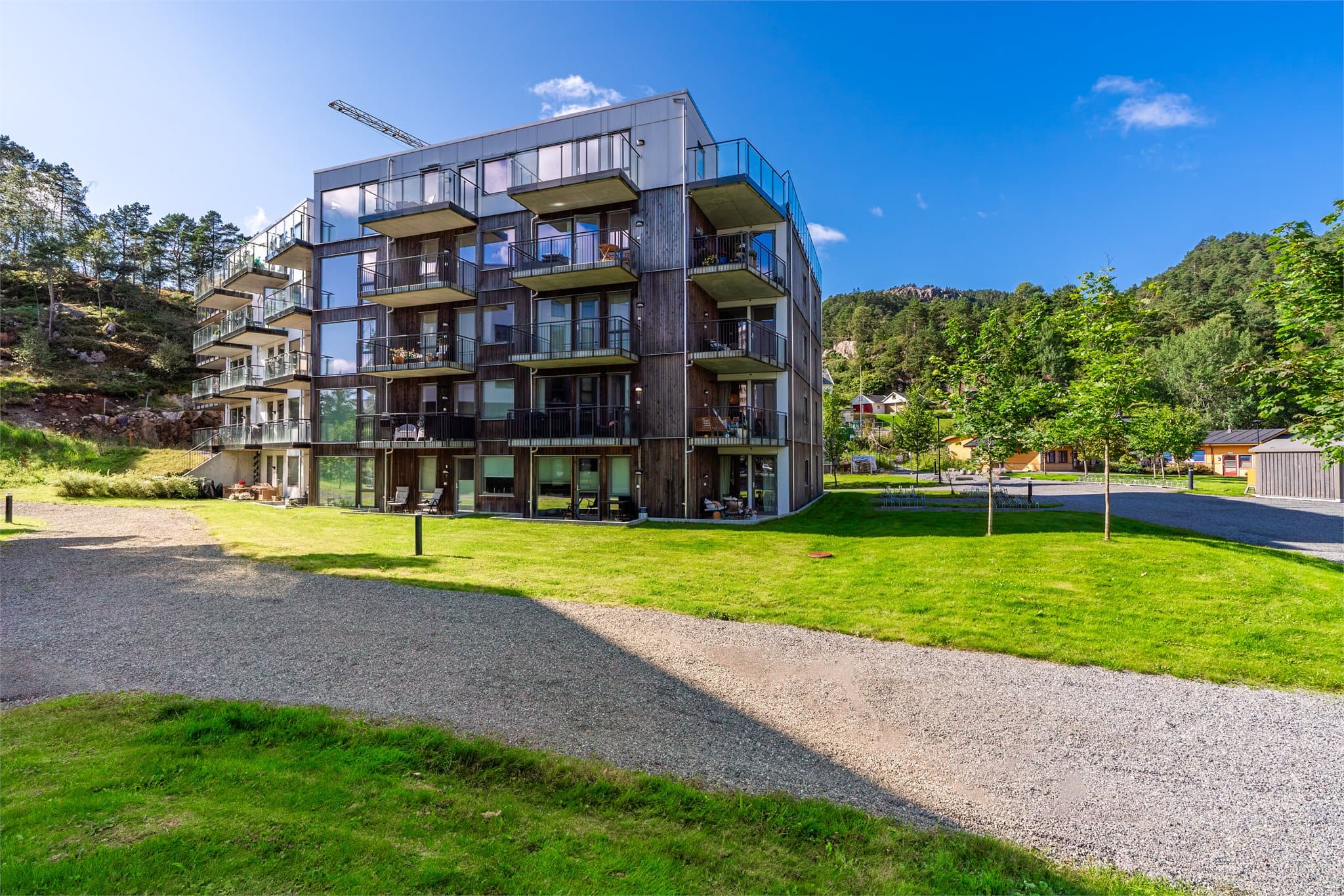 - Stor felles gressplen utenfor terrassen -