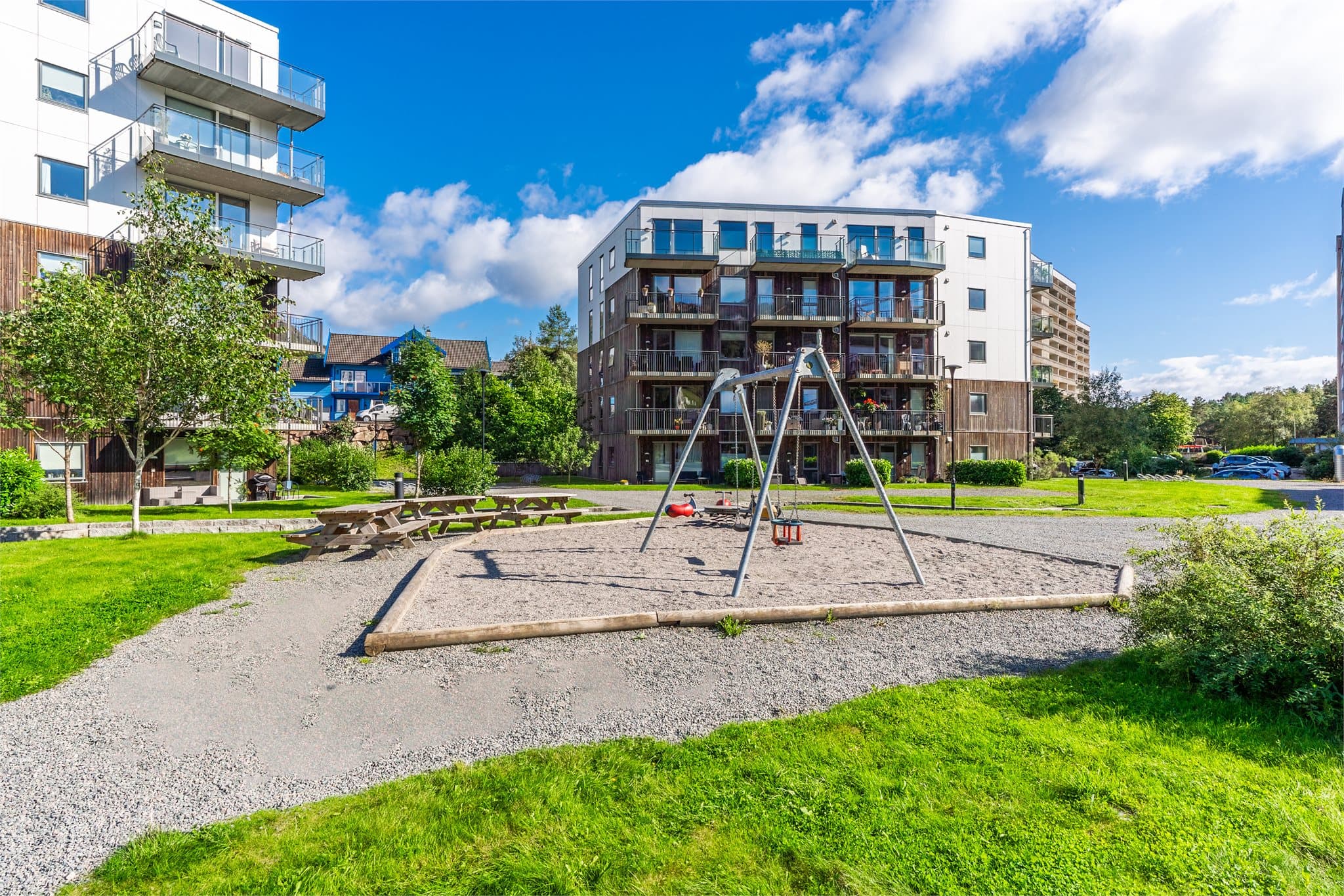 - Området har en barnevennlig plassering med gangavstand til skoler og barnehager, i tillegg til lekeplass på sameiets fellesarealer -