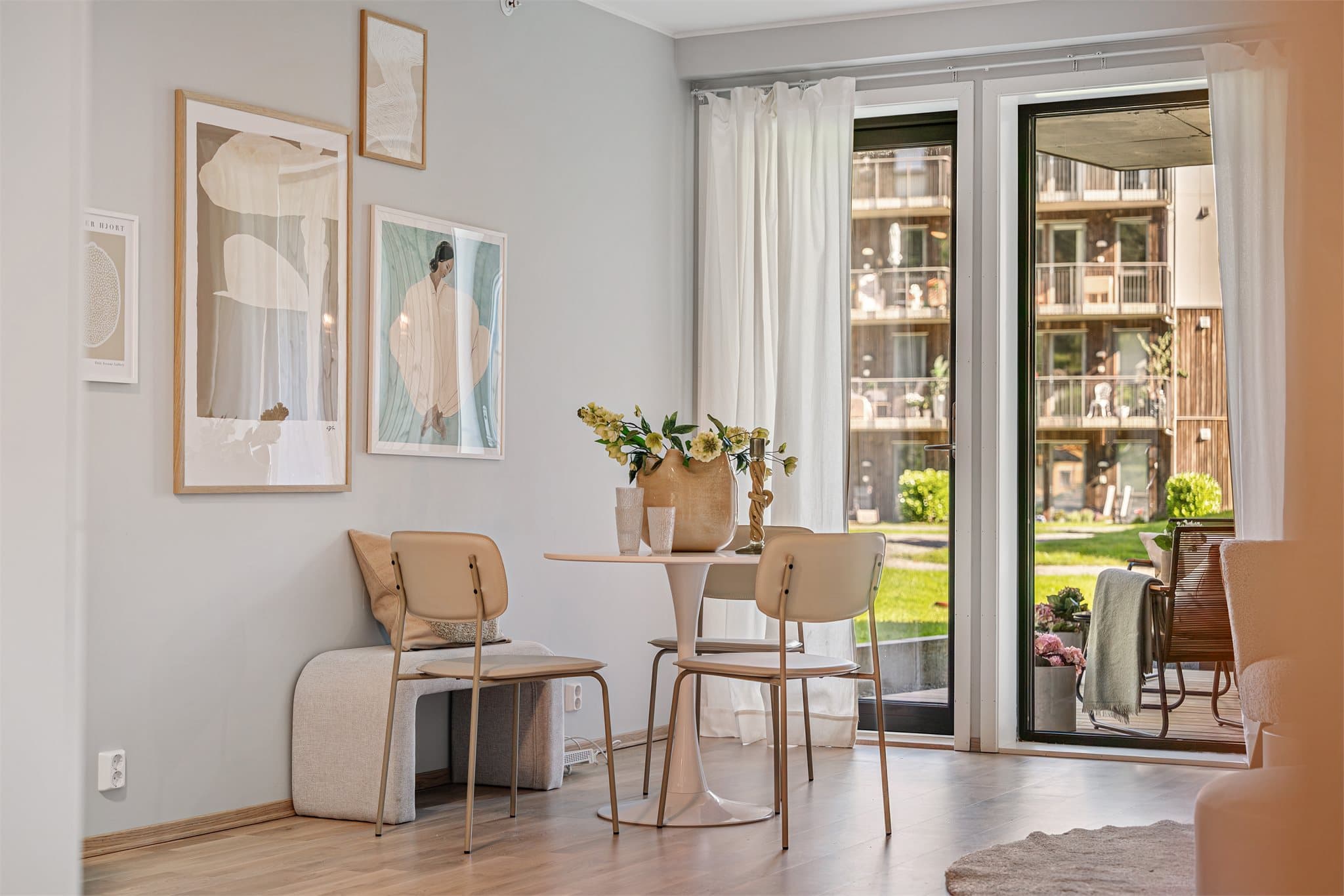 - Leiligheten er fra 2021 og byr på kvaliteter som balansert ventilasjon m/varmegjenvinning, trappefri adkomst, fast parkering m/ladestasjon og 2 boder -