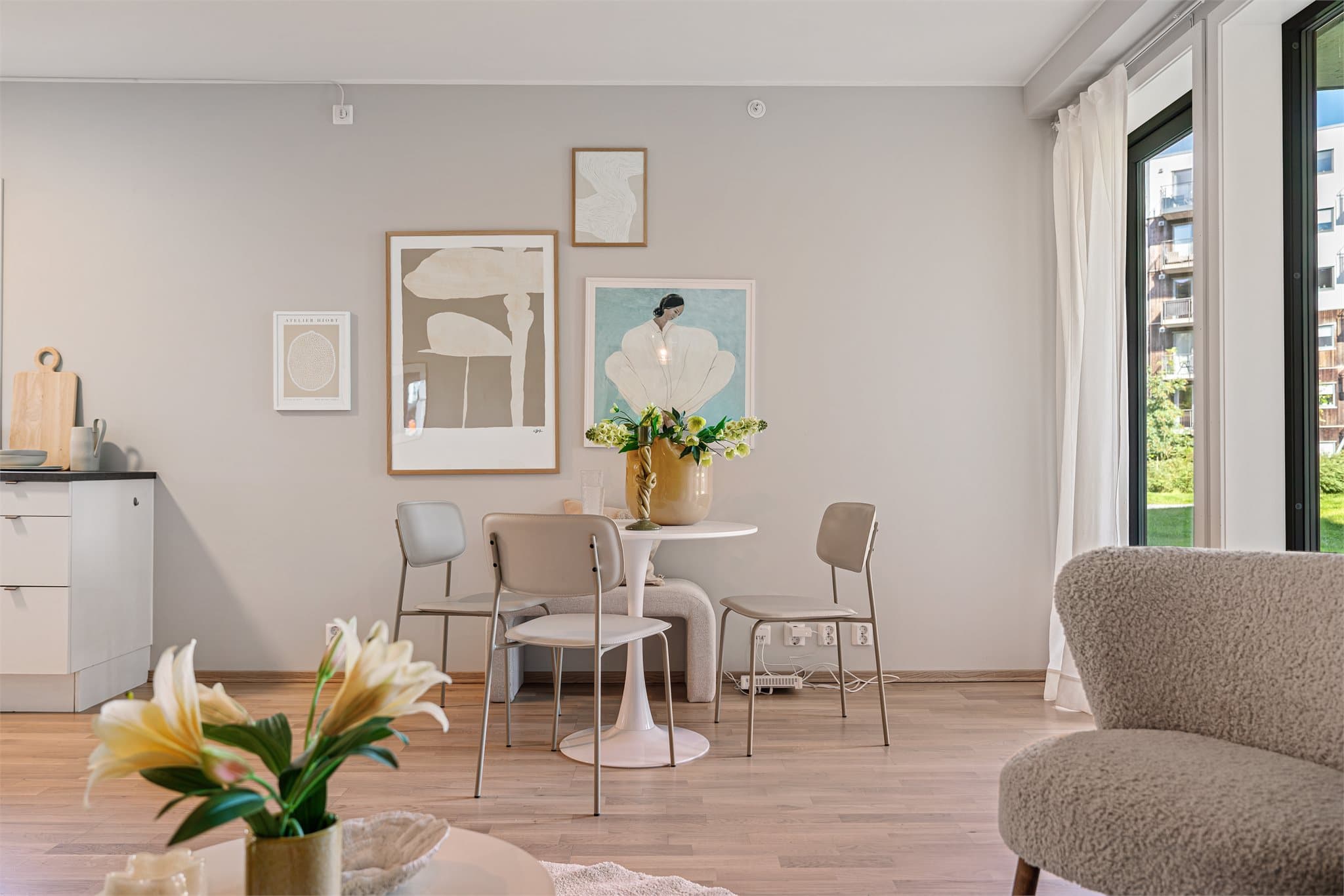 - Leiligheten har en åpen og lys planløsning, med utsikt utover sameiets flotte fellesarealer fra stue/kjøkken -