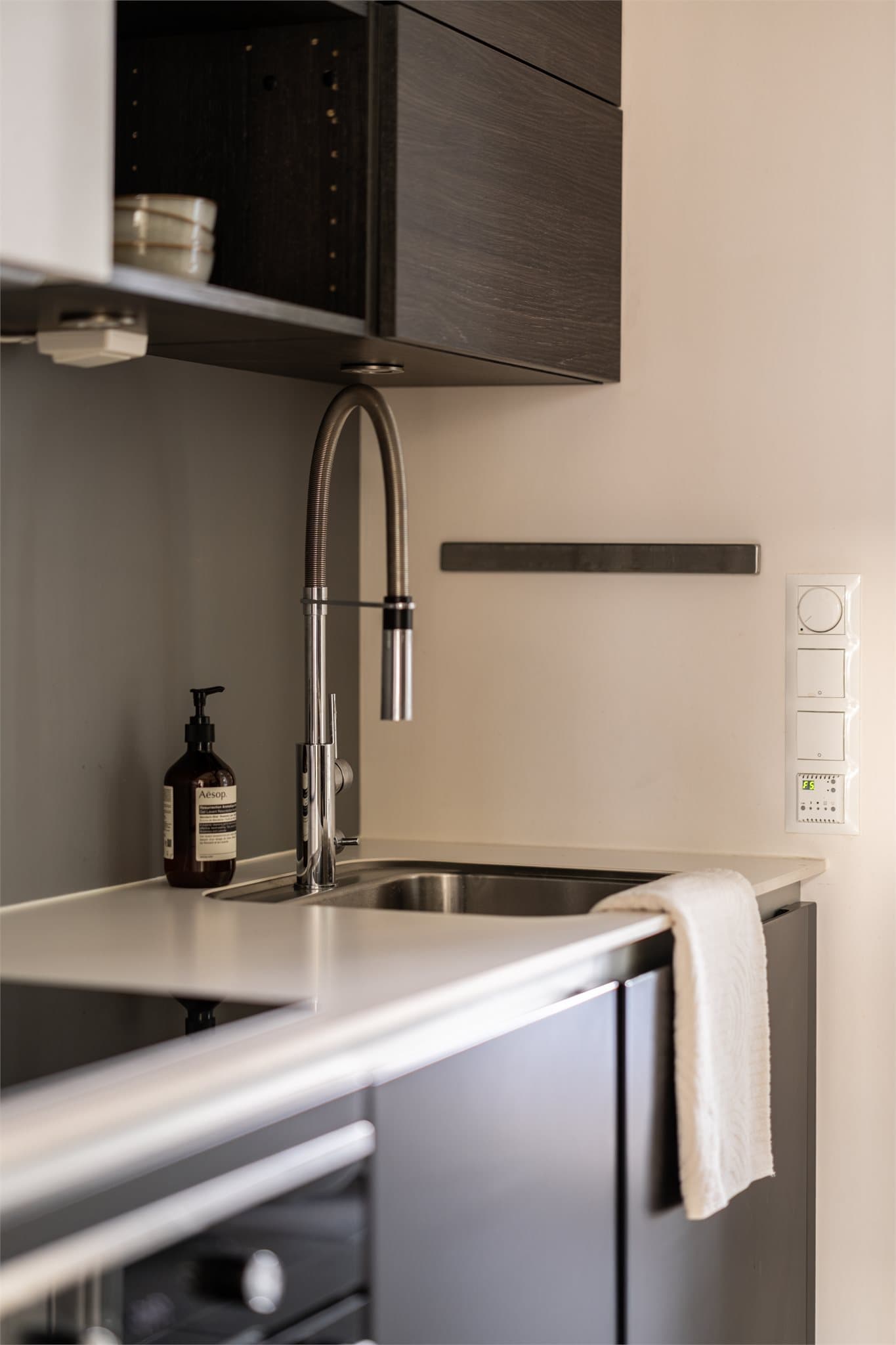 Benkeplate med underlimt vaskekum, samt Tapwell Armatur.