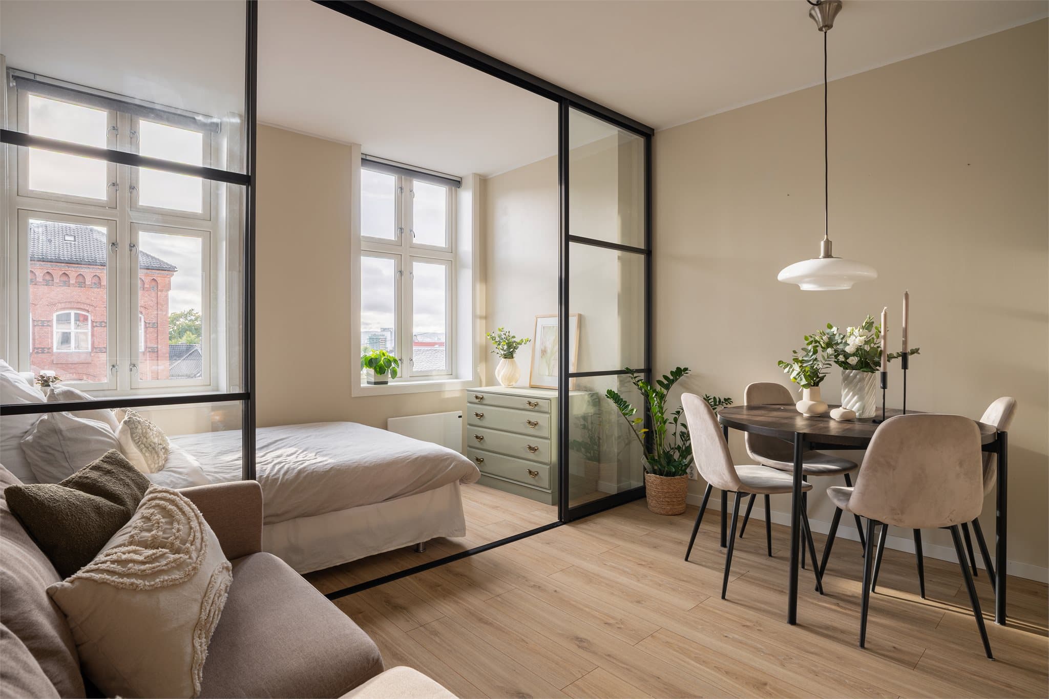 Store vinduer slipper inn godt med naturlig lys.