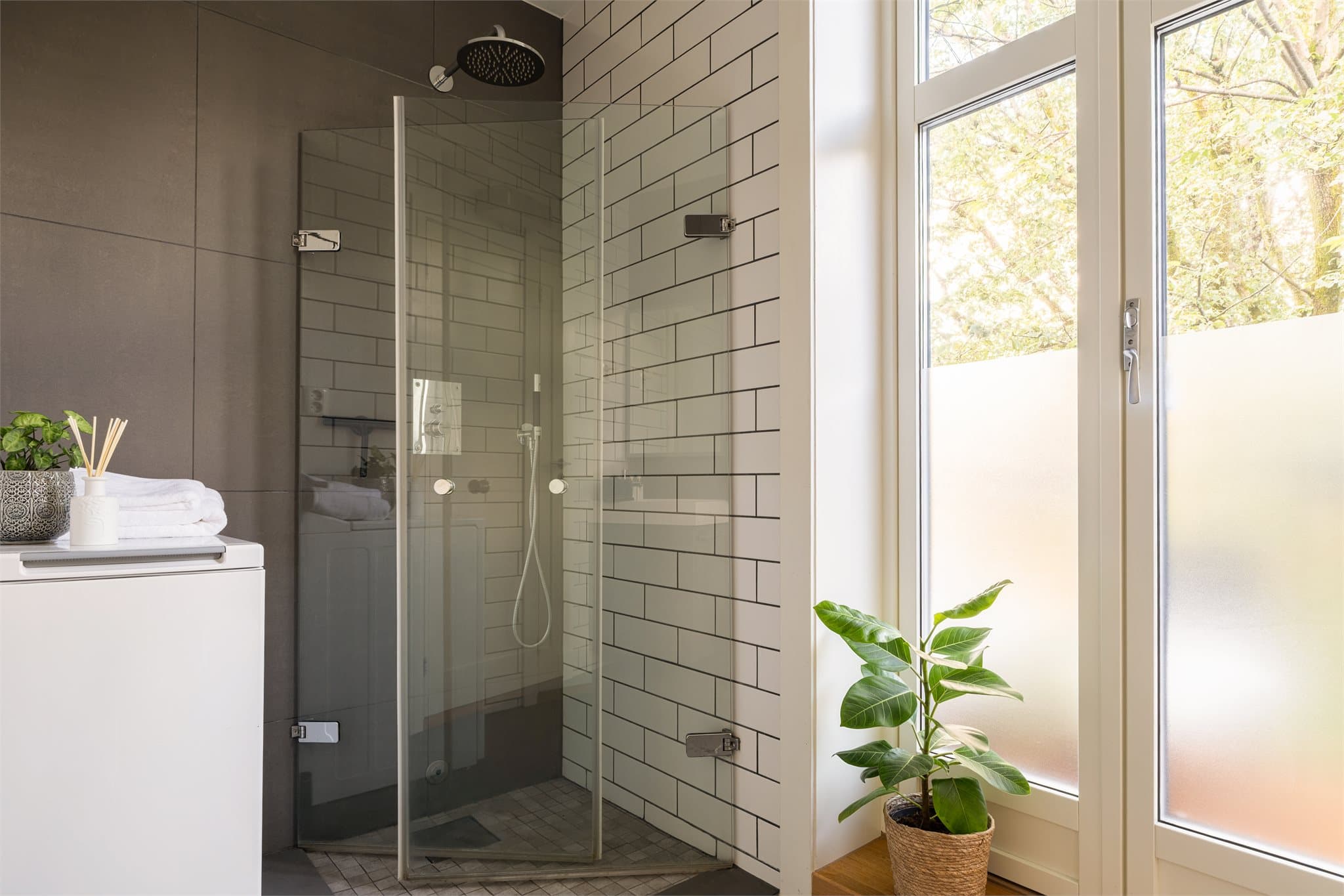 Det er innfellbare dusjvegger, og himling med downlights.