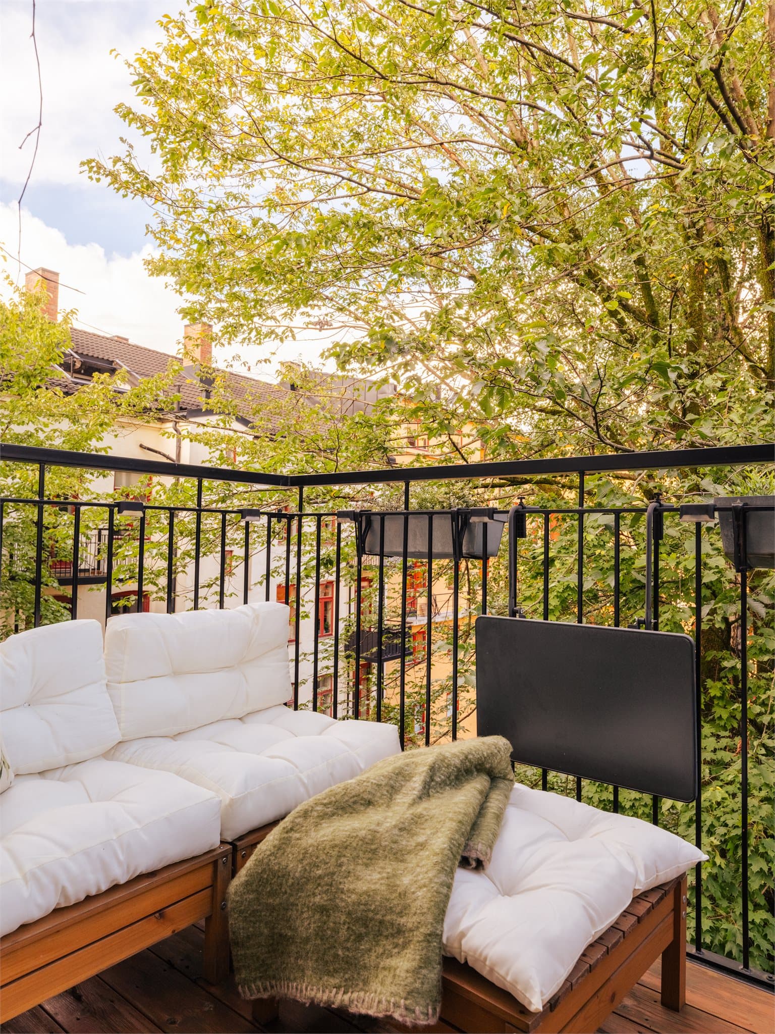 Frodig utsyn fra balkongen.