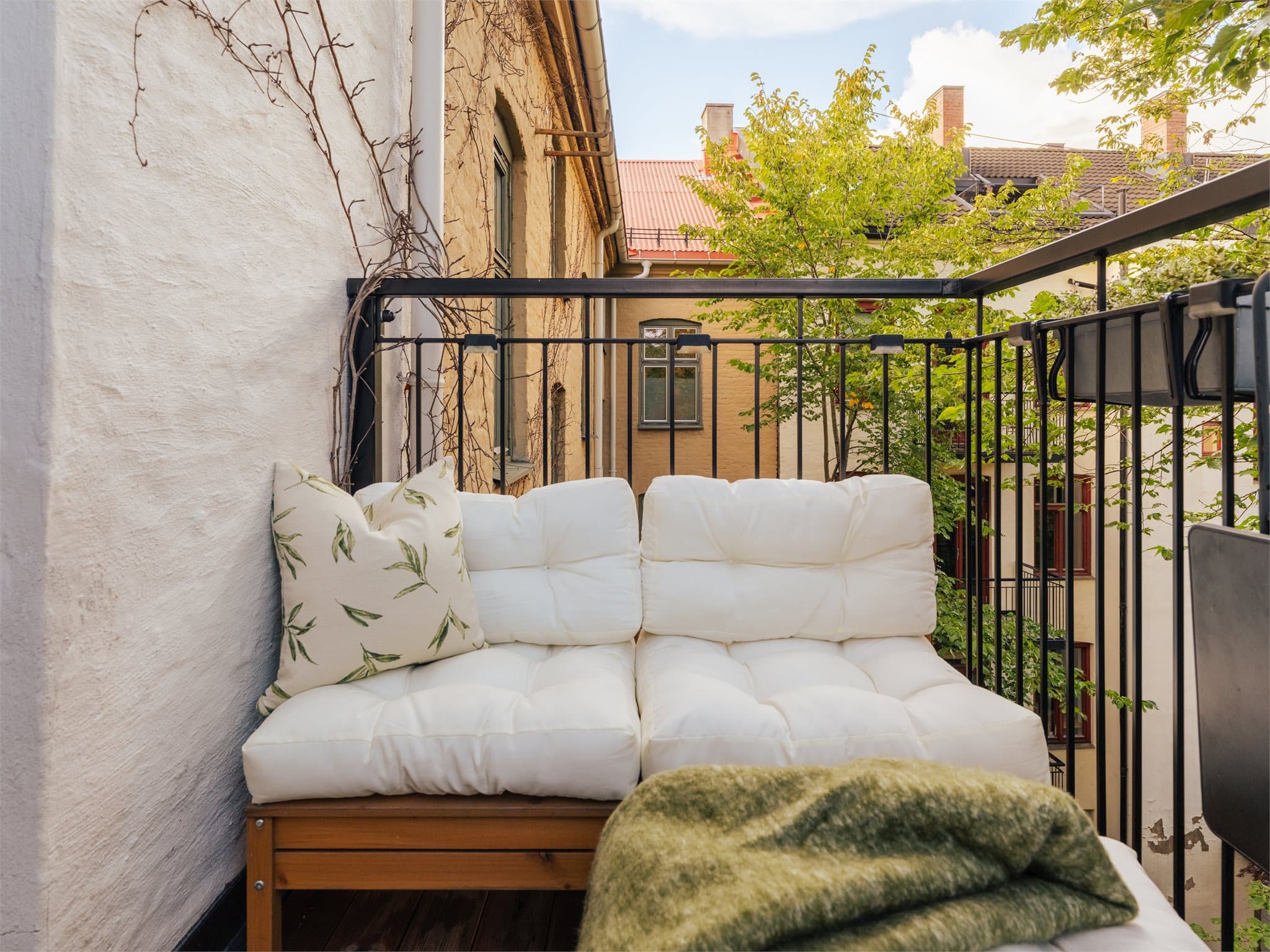 Østvendt balkong med plass til sittemøbler.