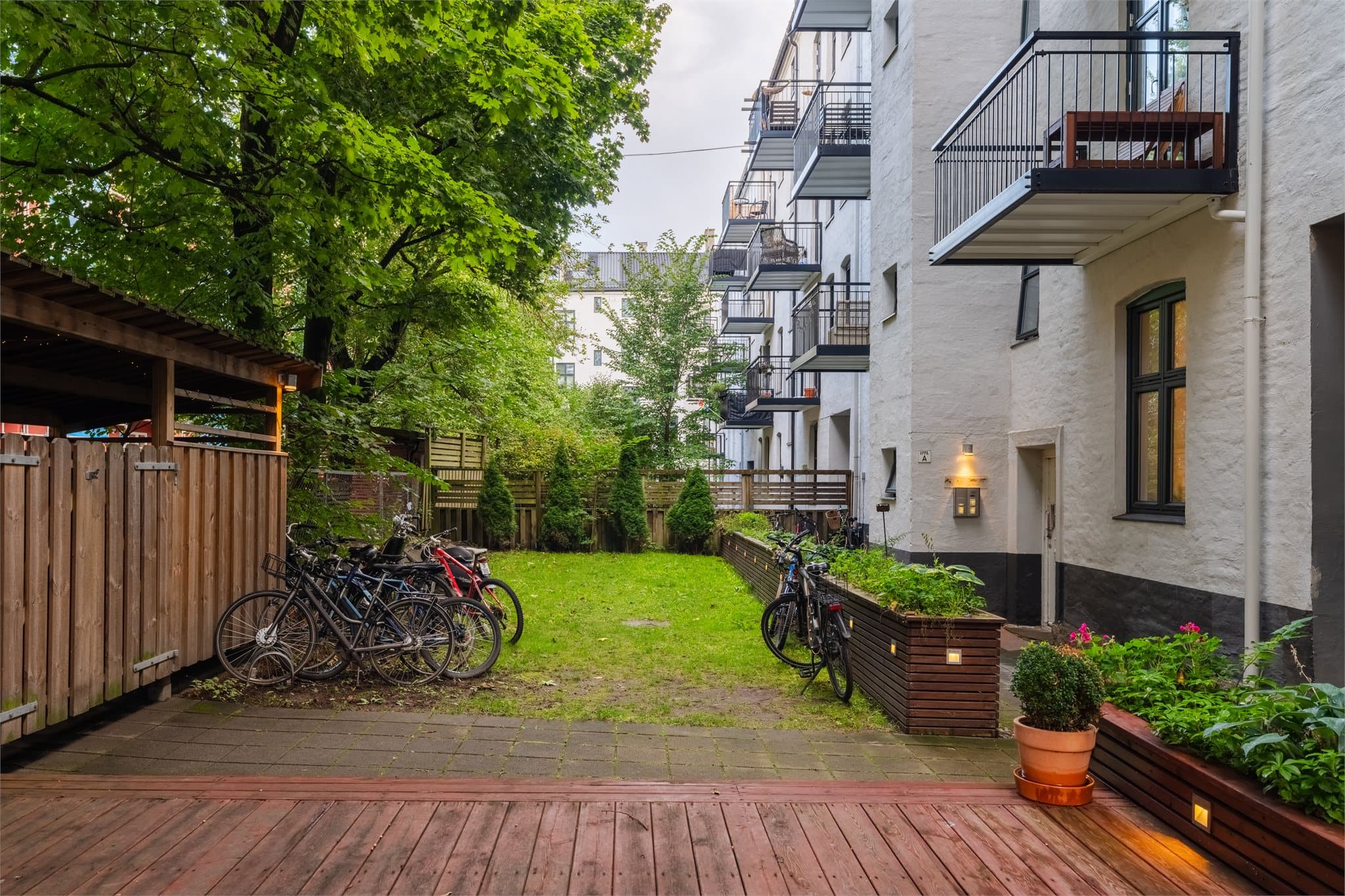 Dette er et særegent boligområde med en hyggelig "landsbyfølelse", preget av verneverdige gårder, nostalgisk trehusbebyggelse, smale gater og grønne parkanlegg.