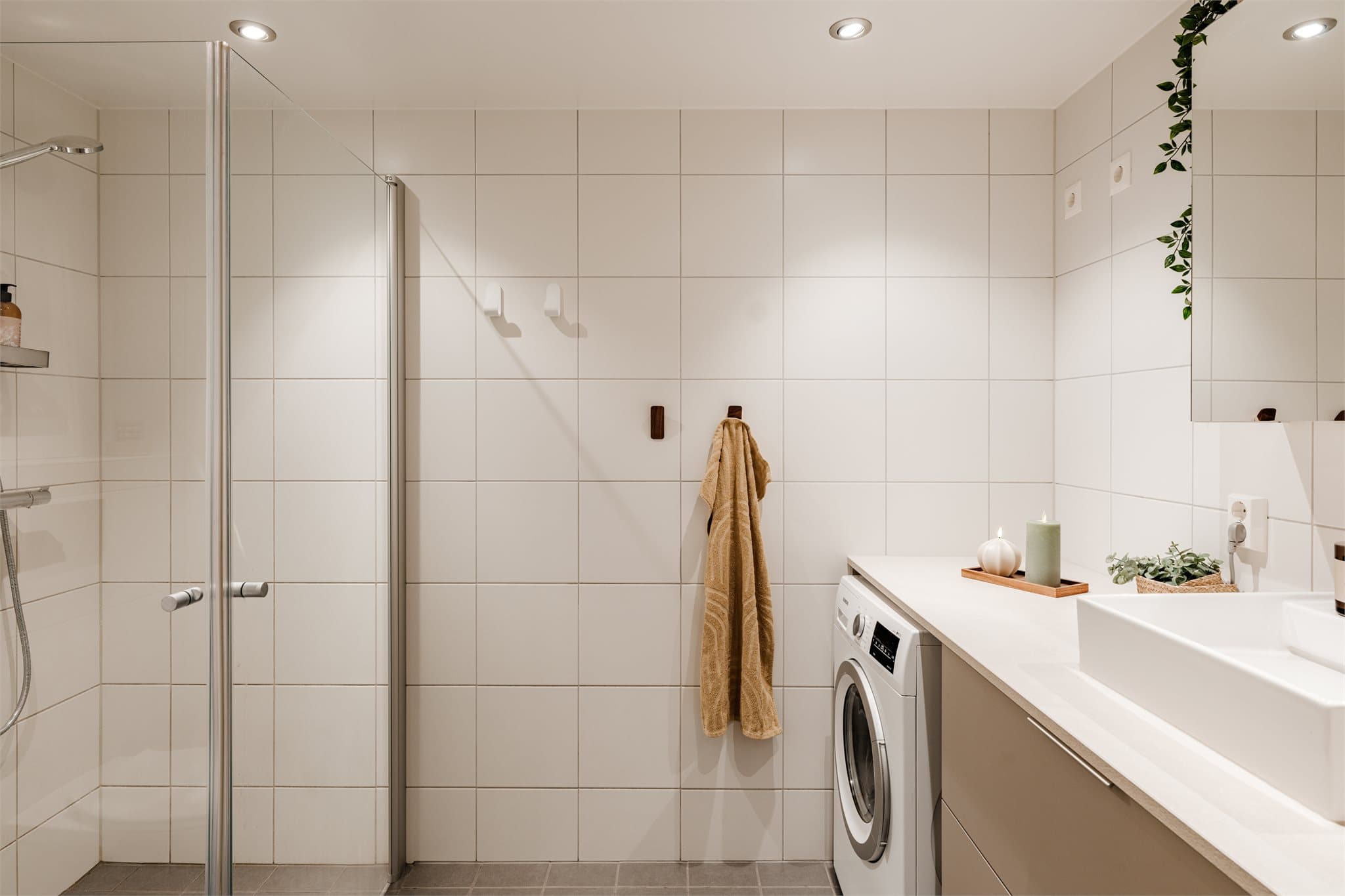Vannbåren gulvvarme og dusjnisje med innfellbare glassdører.