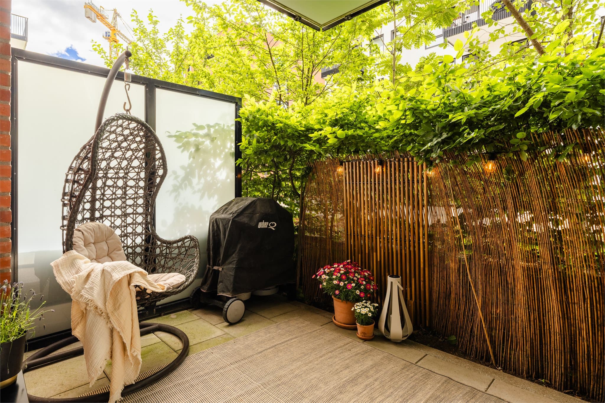 Her er det god plass til både spise- og sittegrupper samt grill. Det er strømuttak på markterrassen.