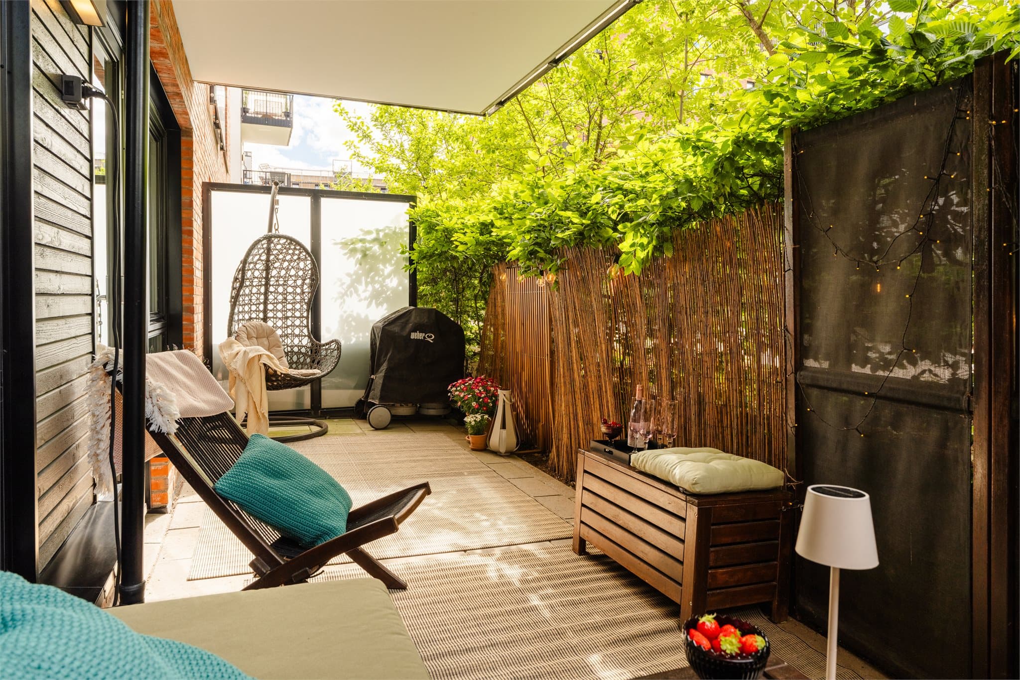 Her får du en en skjermet markterrasse på ca. 13 m² med hekk og beplantning som gir en herlig hagefølelse rett utenfor stuen.