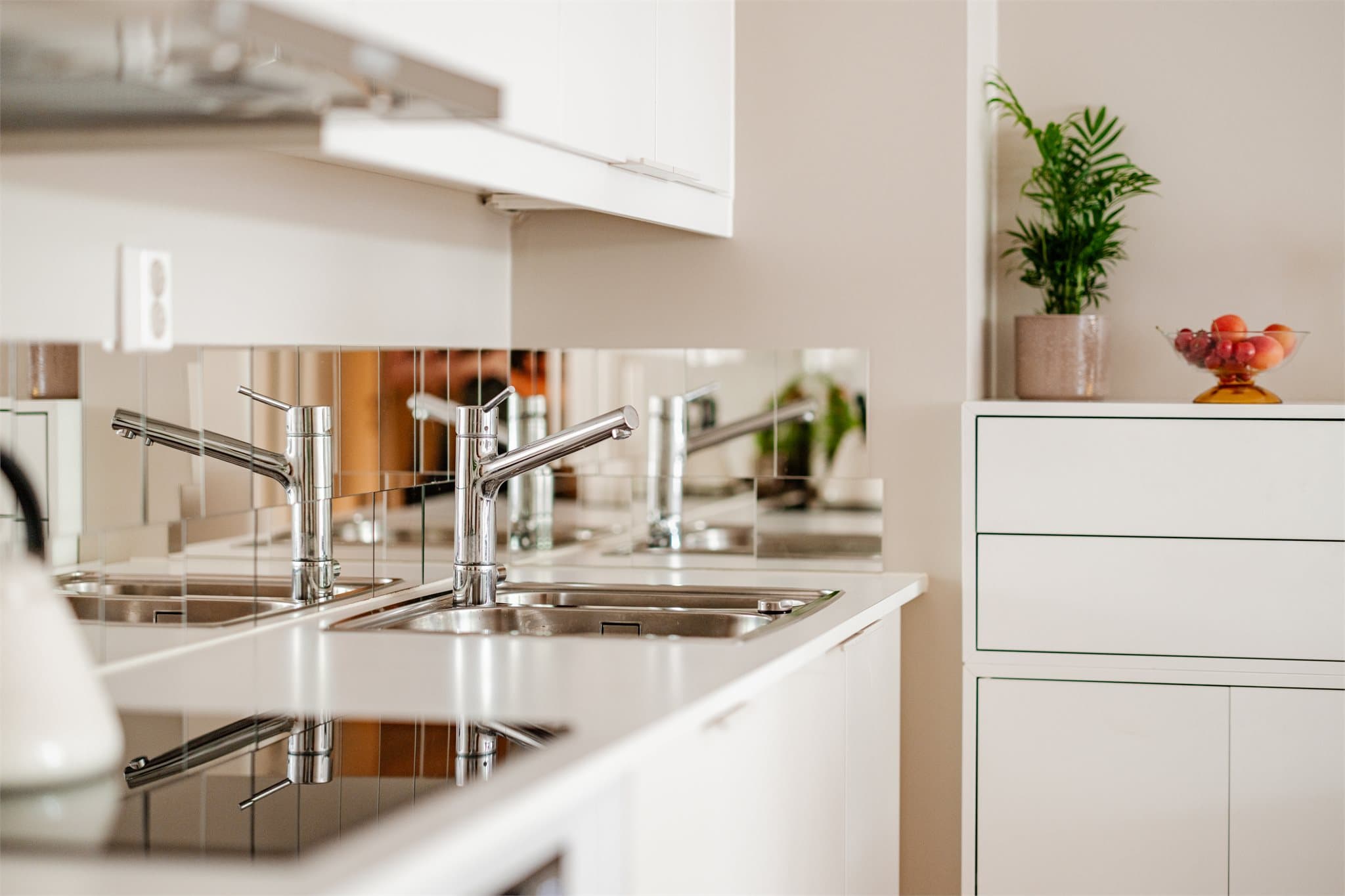 Kjøkkenet har en praktisk backsplash langs hele benken.
