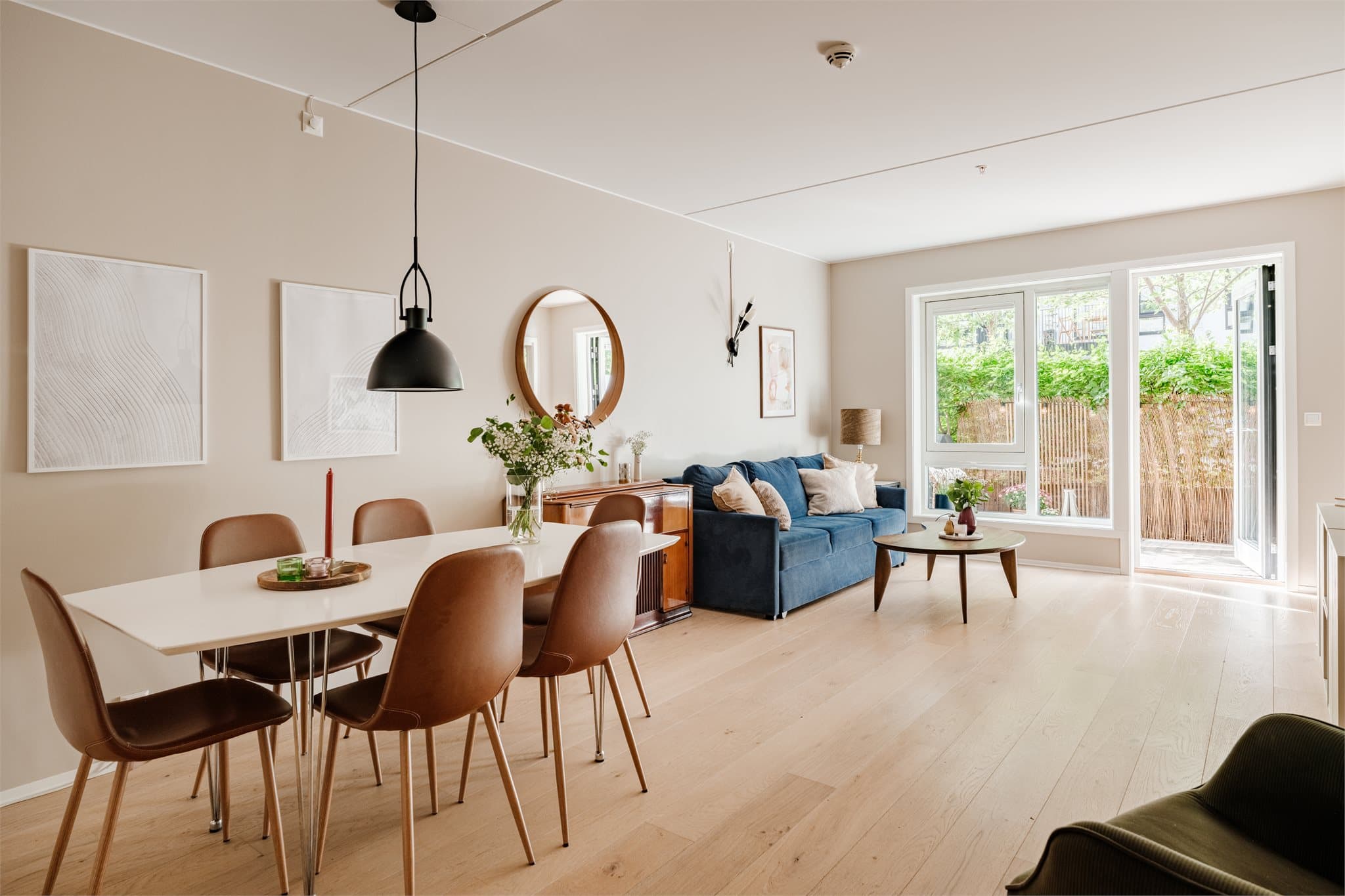 Stuen har god plass til både spisebord og en romslig sofagruppe.