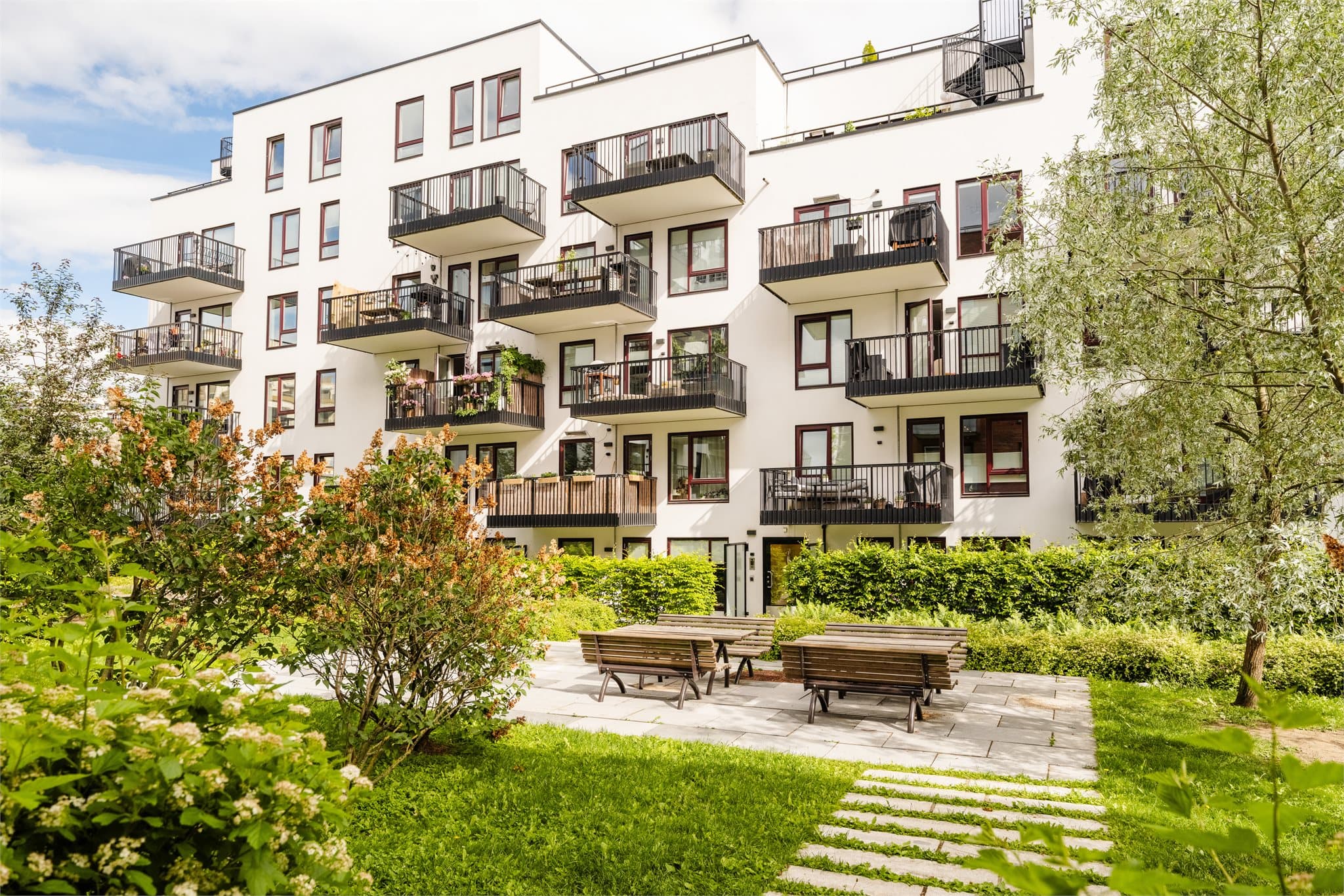 Bøkkerveien 28 ligger i populære Krydderhagen på Hasle, en moderne og grønn hageby med hyggelige tun, store fellesarealer og et gjennomført bomiljø.