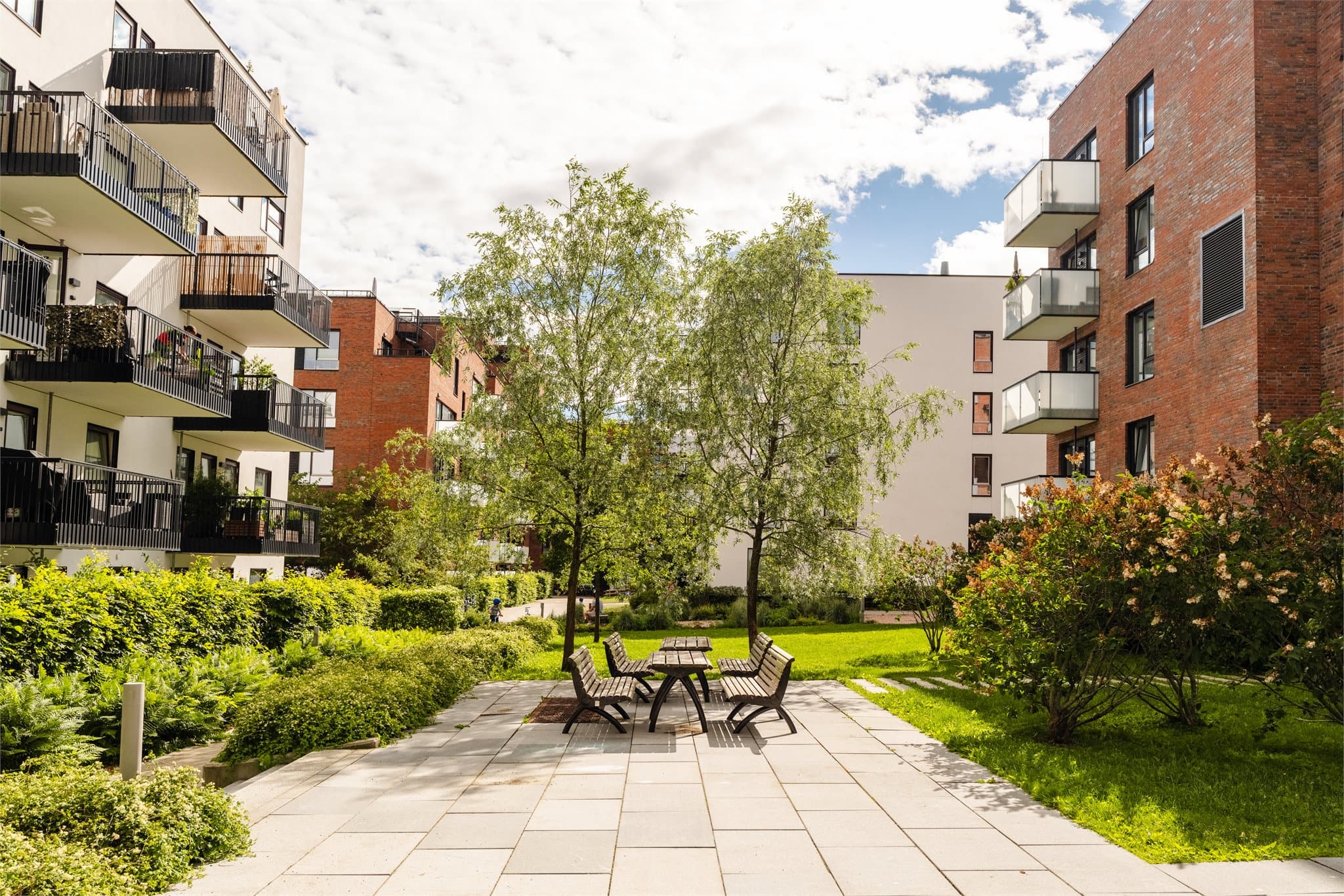 Her bor du med kort vei til et bredt utvalg av servicetilbud på Vinslottet og Løren Torg. Like ved boligen ligger Vinslottet med blant annet dagligvarebutikk og bakeri, frisør, helseklinikk, gastropub og flere hyggelige spisesteder.