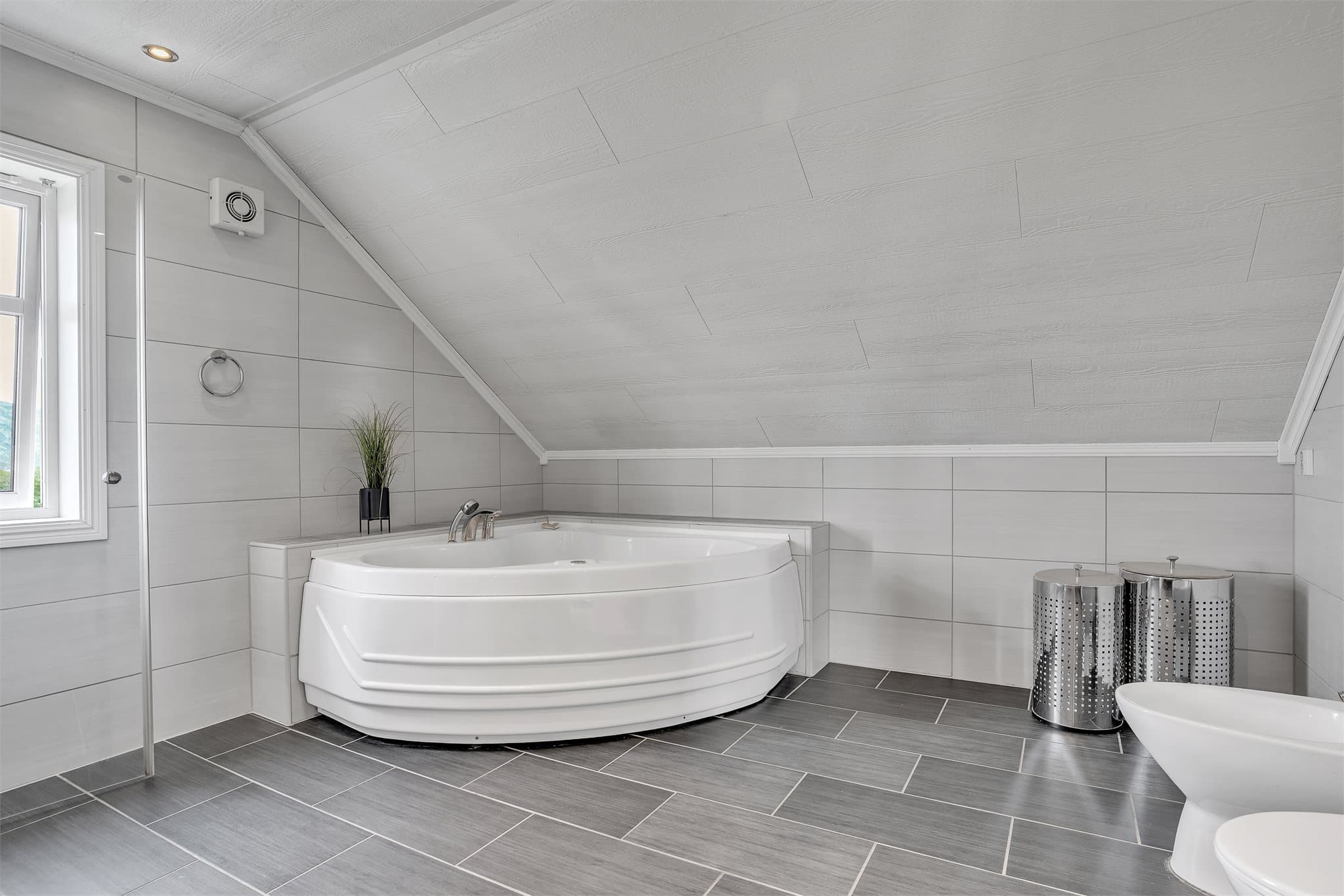 Badet er også utstyrt med veggmontert toalett og bidet.