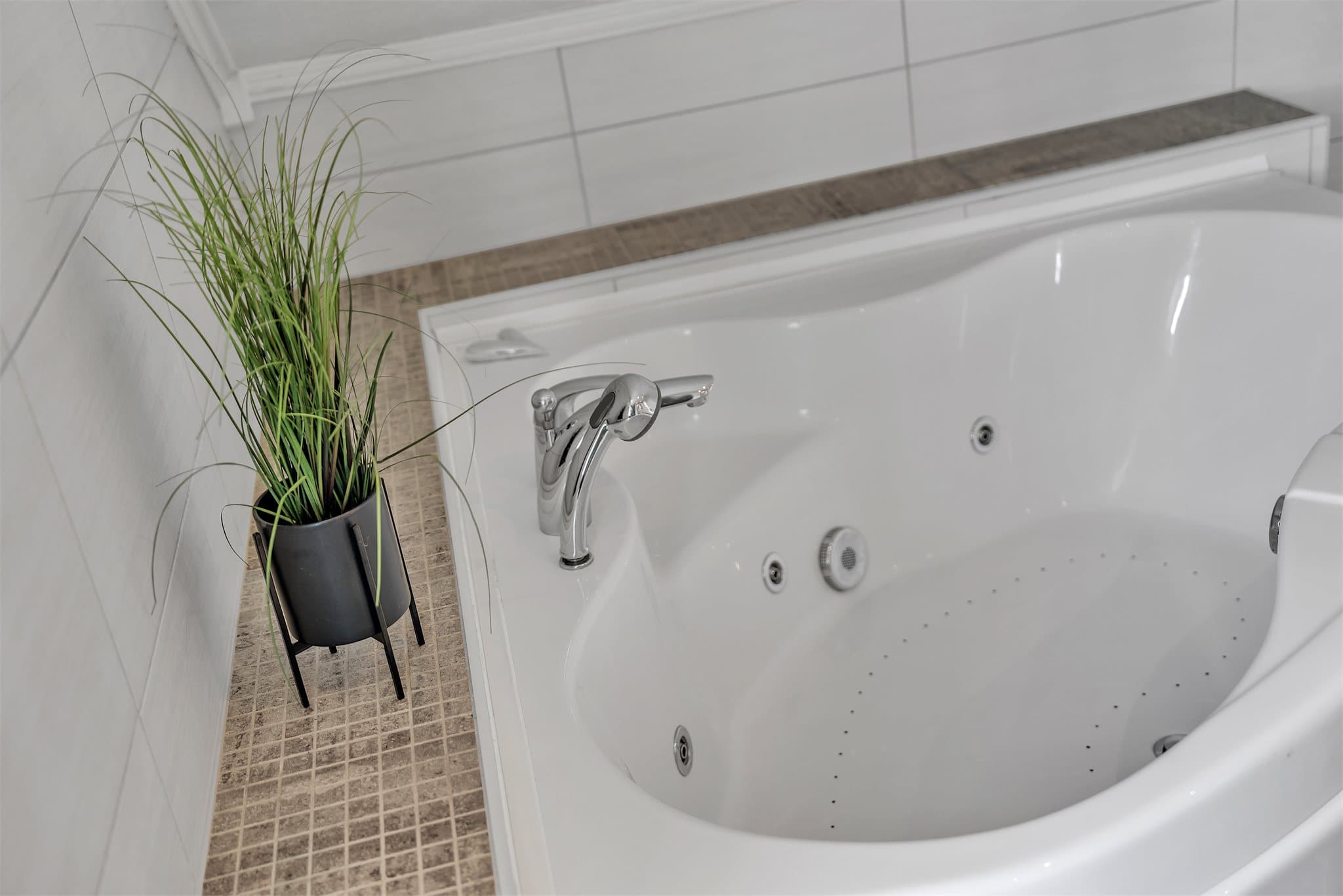 Badekar med massasjefunksjon for ekstra velvære.