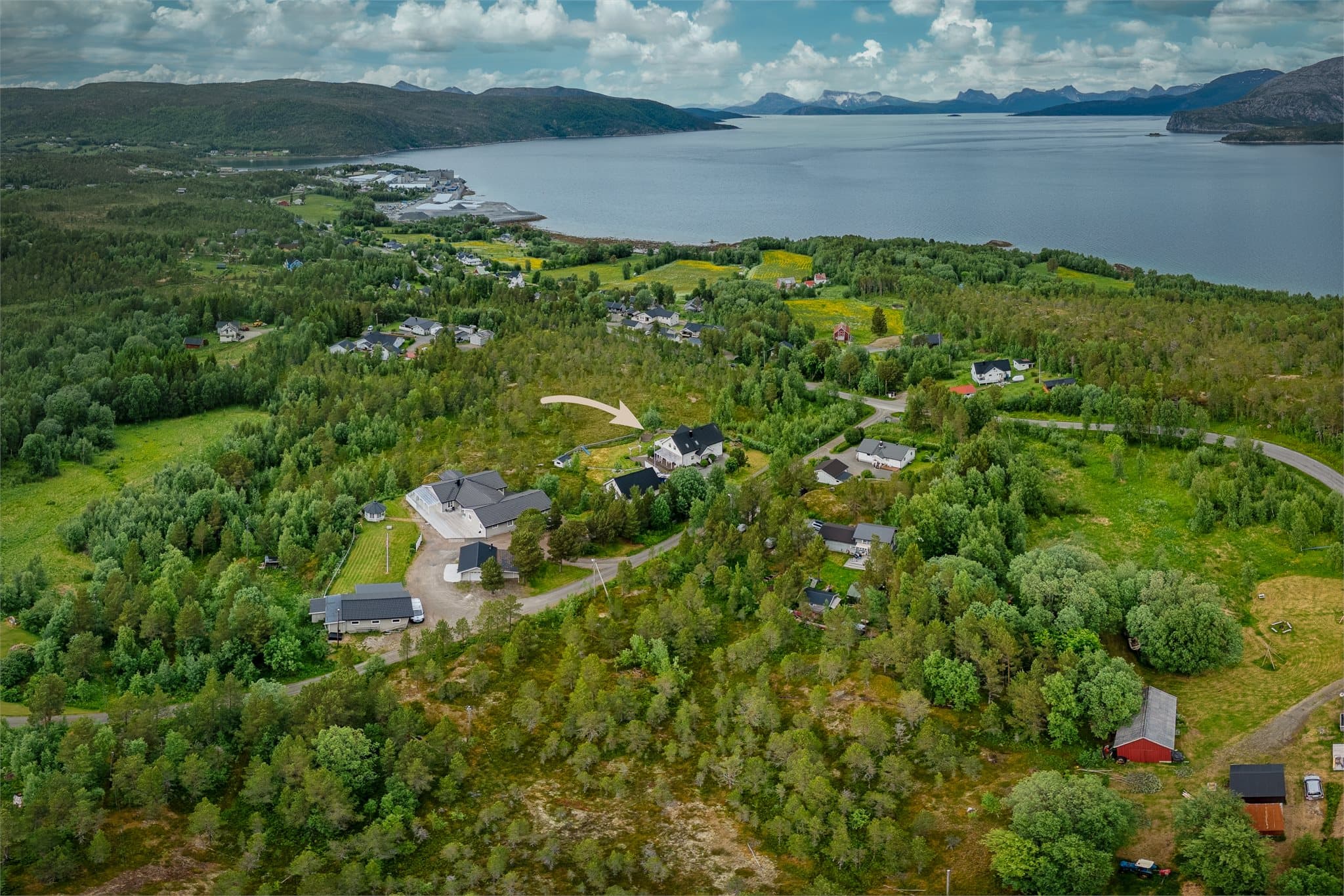 Fra eiendommen er det kort vei til fjorden, sentrum av Drag med skole, barnehage, forretninger og flotte turområder.