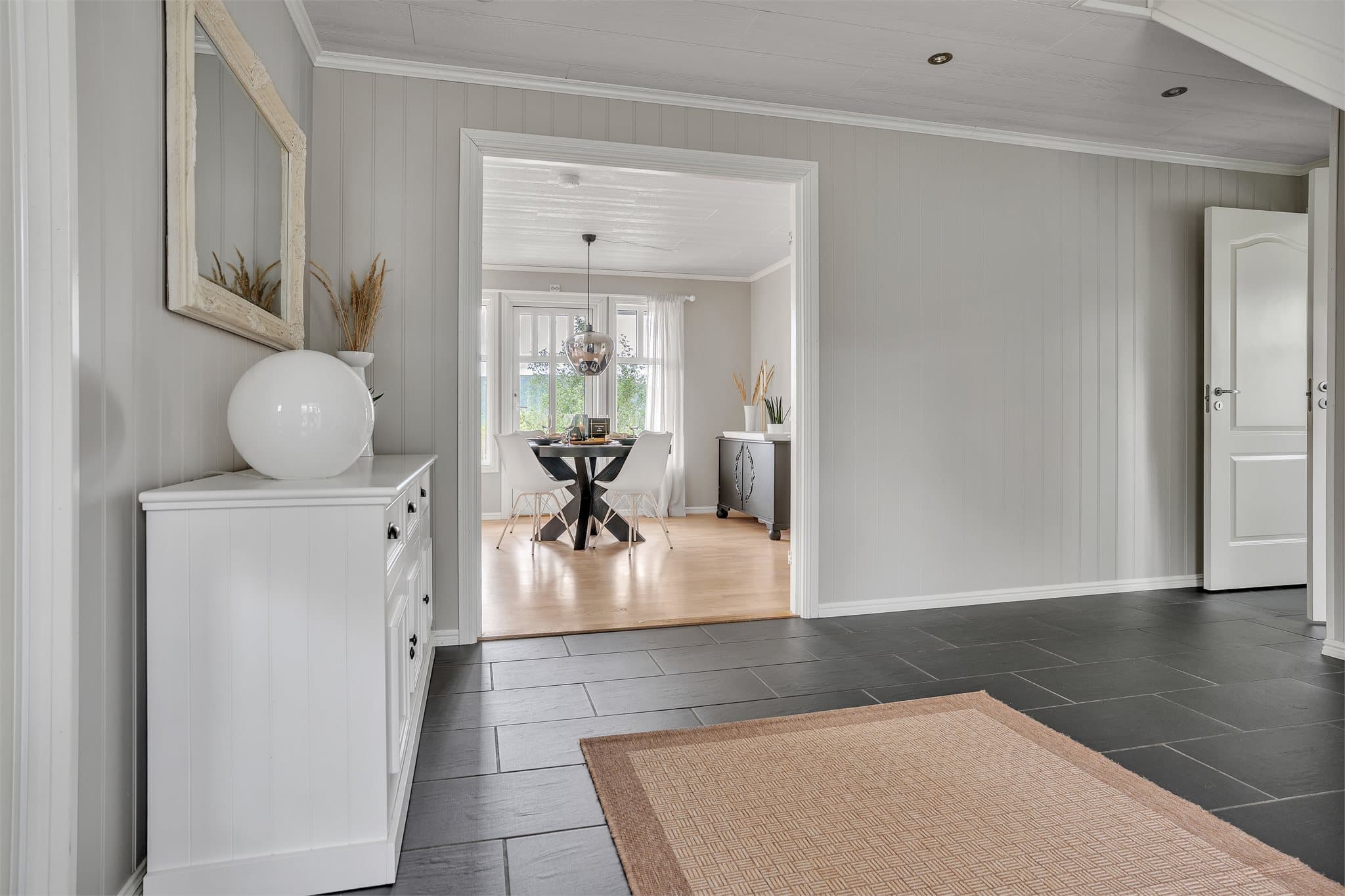 Romslig hall med god plass til garderobeløsninger.