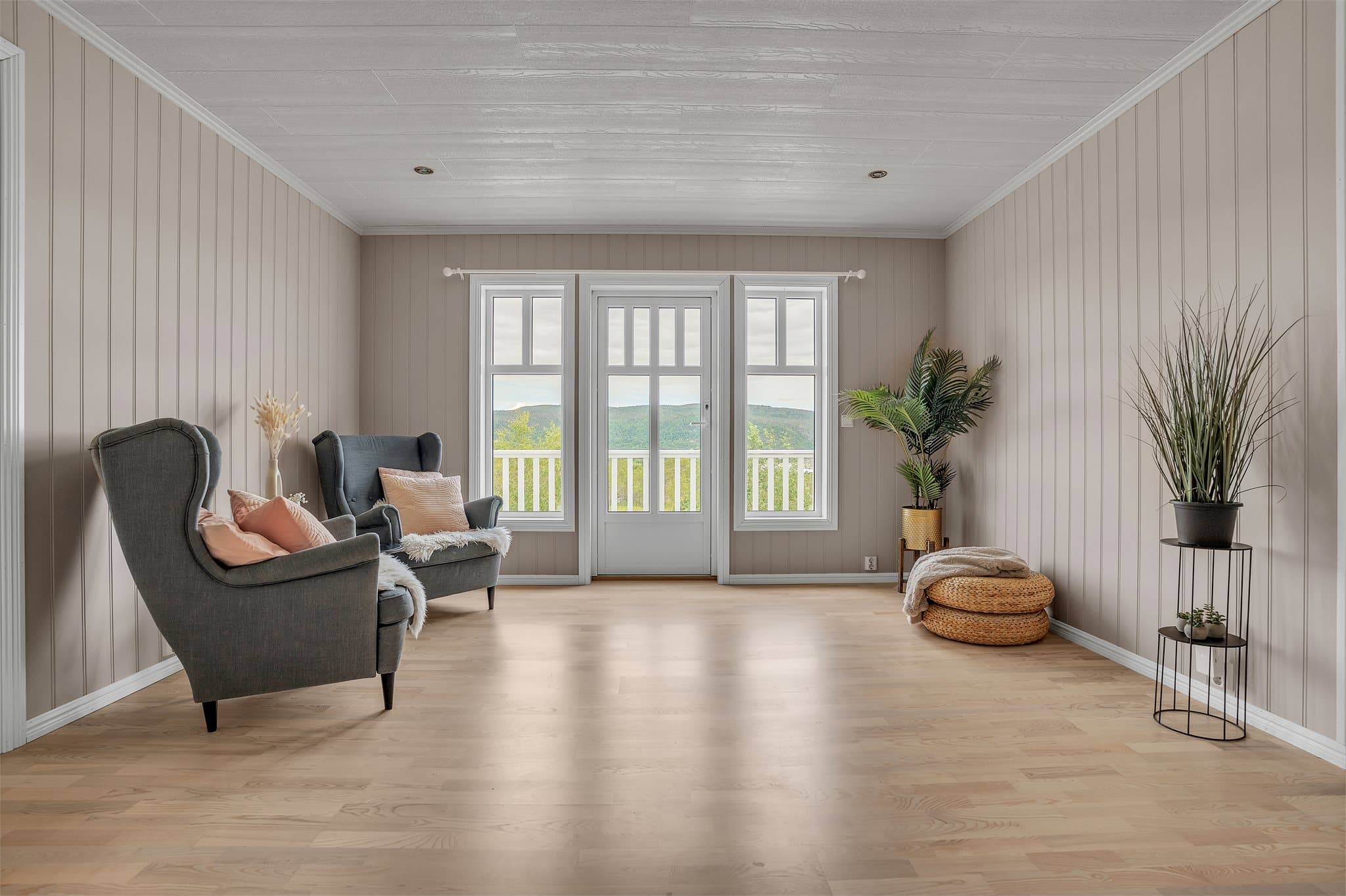 Loftstuen i andre etasje gir ekstra plass og utgang til balkong.