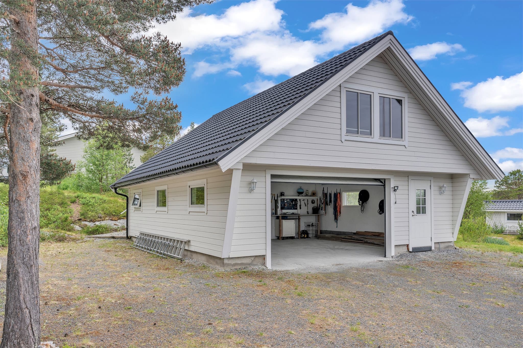 Romslig, isolert garasje på 93 m² fra 2013 med leddport.