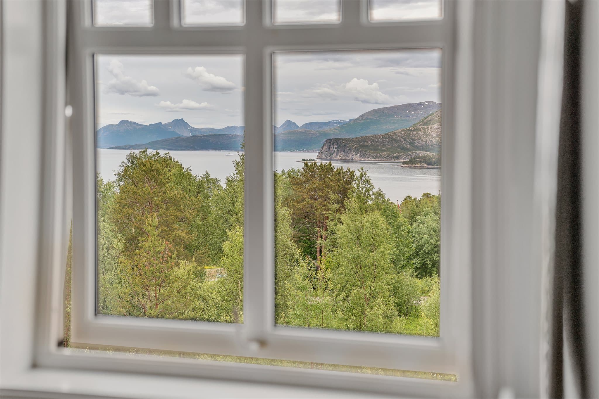 Vinduer med 2-lags glass sikrer god isolasjon og utsikt.