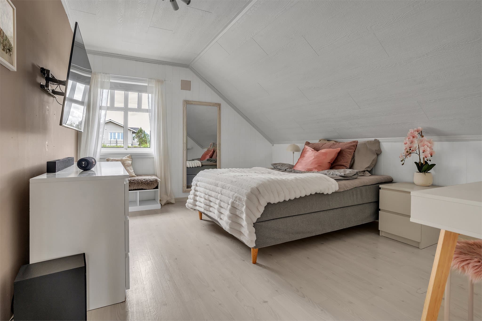 Lyse og trivelige soverom med plass til både seng og skrivepult.