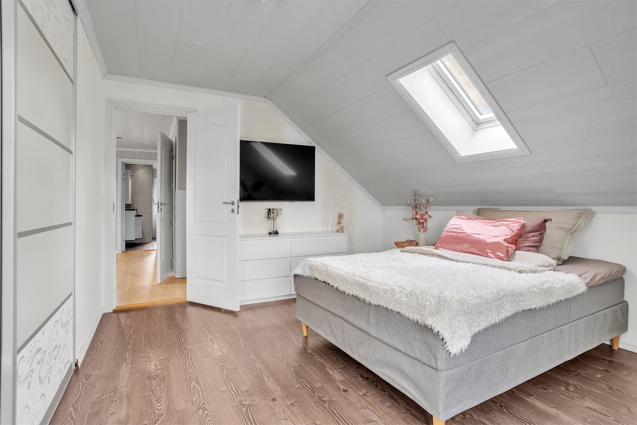 Soverommet har god plass til garderobeskap.