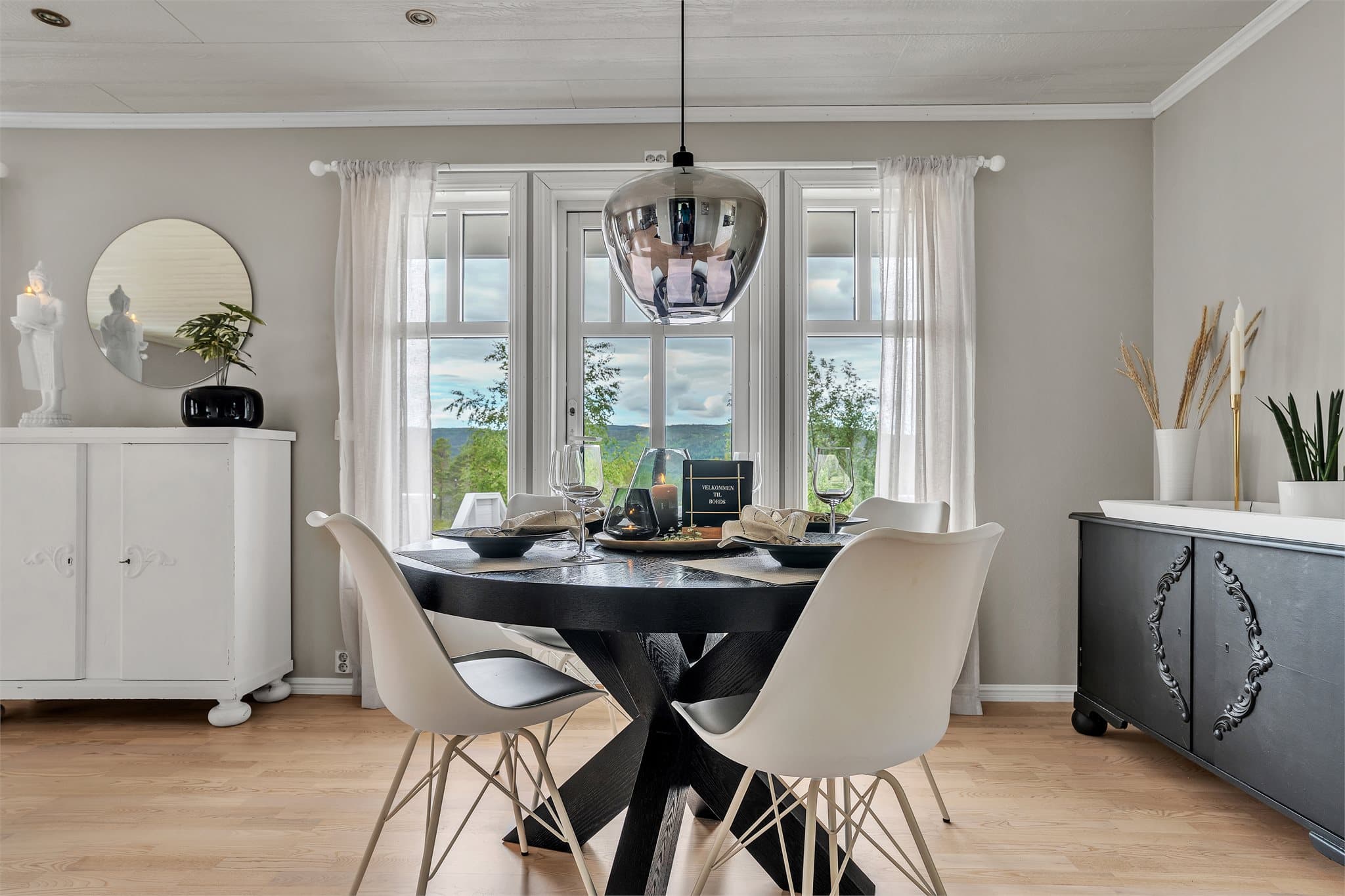 Stuen har god plass til en stor spisestue for sosiale sammenkomster.