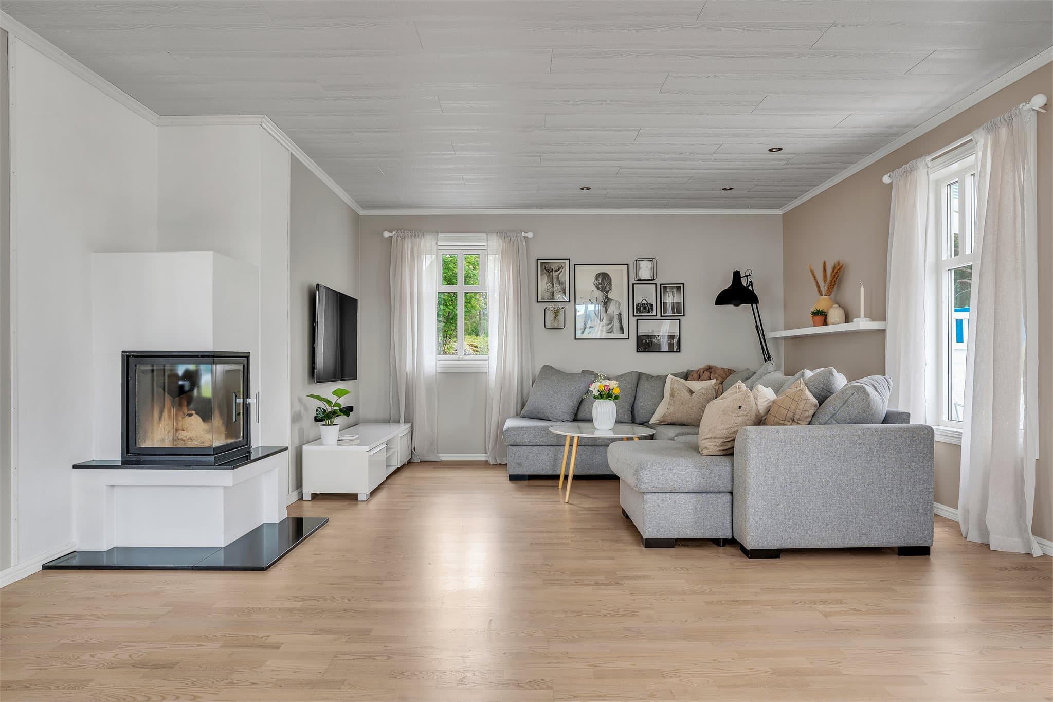 Moderne peis med innsats for ekstra varme og hygge.