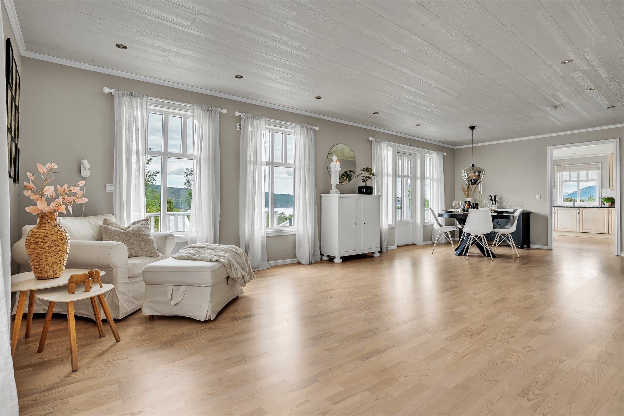 Fra stuen er det utgang til en av de store verandaene.