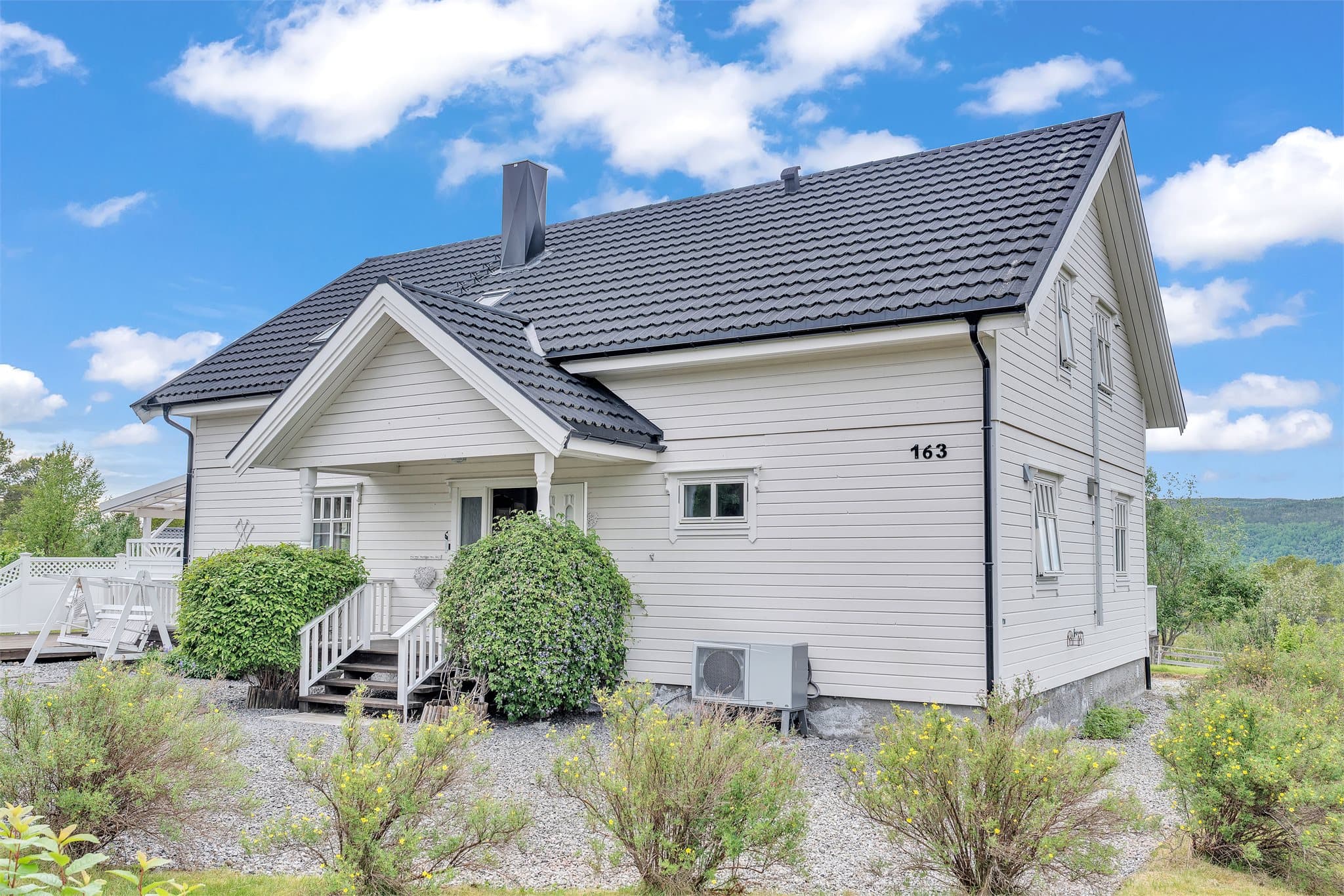 Taket er tekket med steinbelagte stålplater av merket Decra.