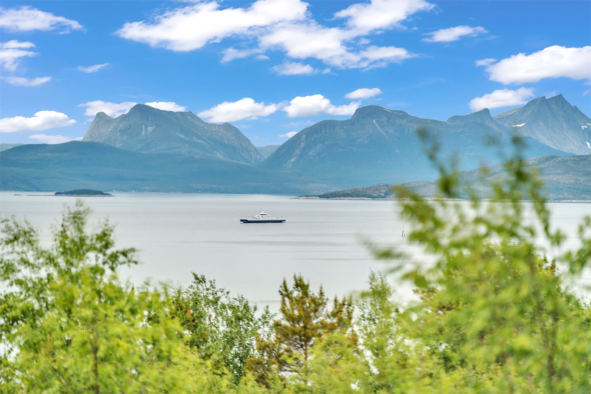 Fra eiendommen han man fantastisk utsikt mot Tysfjorden.
