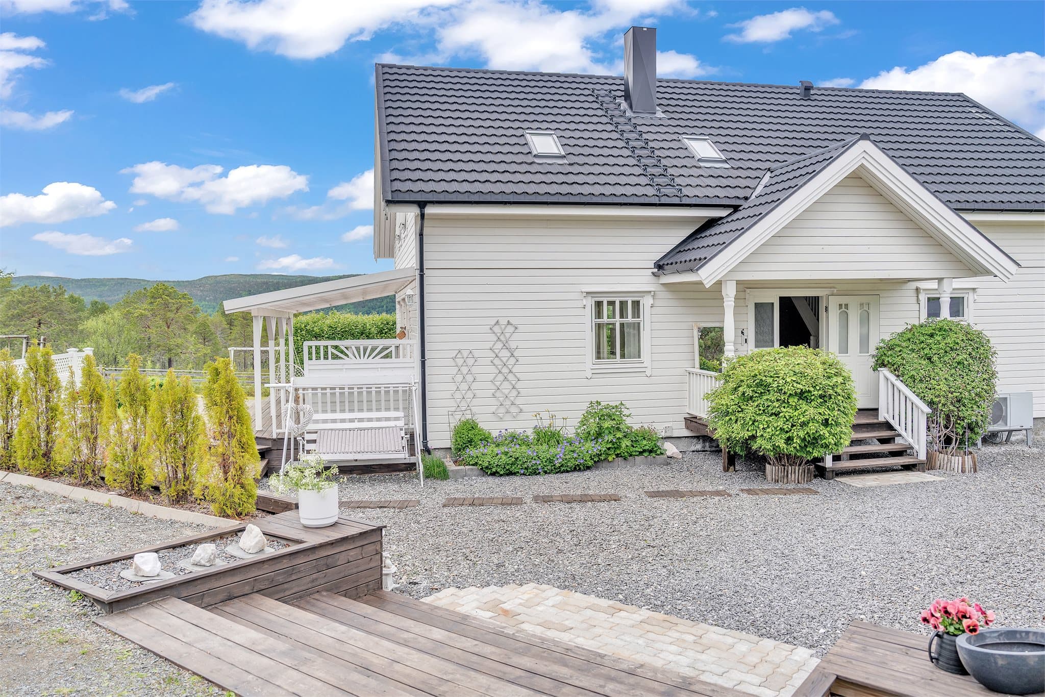 Boligen varmes opp med en luft-til-vann-varmepumpe og har vannbåren gulvvarme.