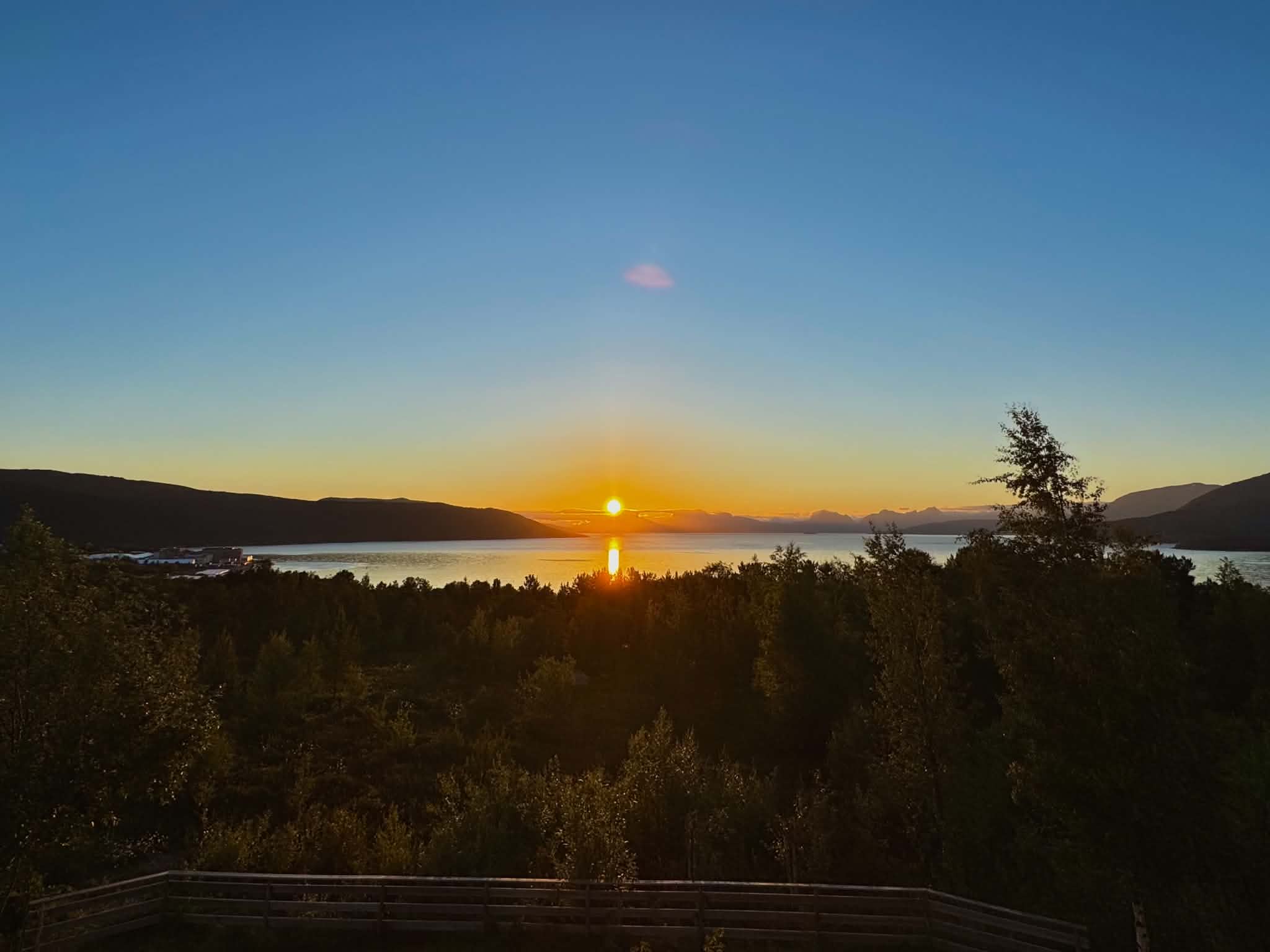 Nyt utsikten over fjorden og de naturskjønne omgivelsene hele døgnet! Midnattsolbilde tatt privat av selger.