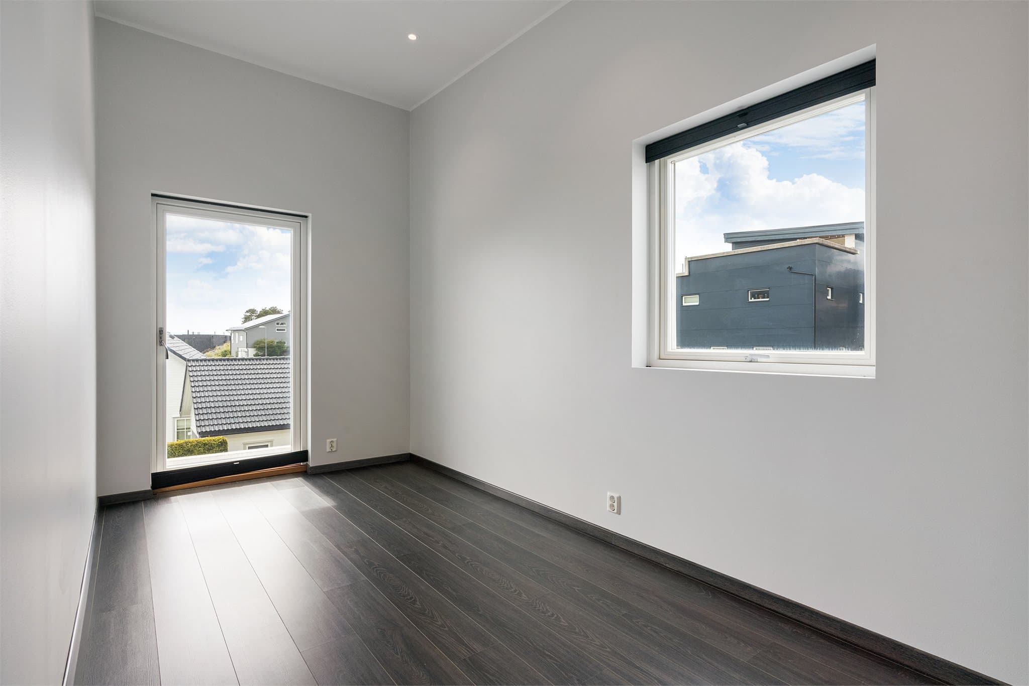 - I boligen er det 3 soverom som måler hhv. 13,7m², 10,6m² og 6,3m² -