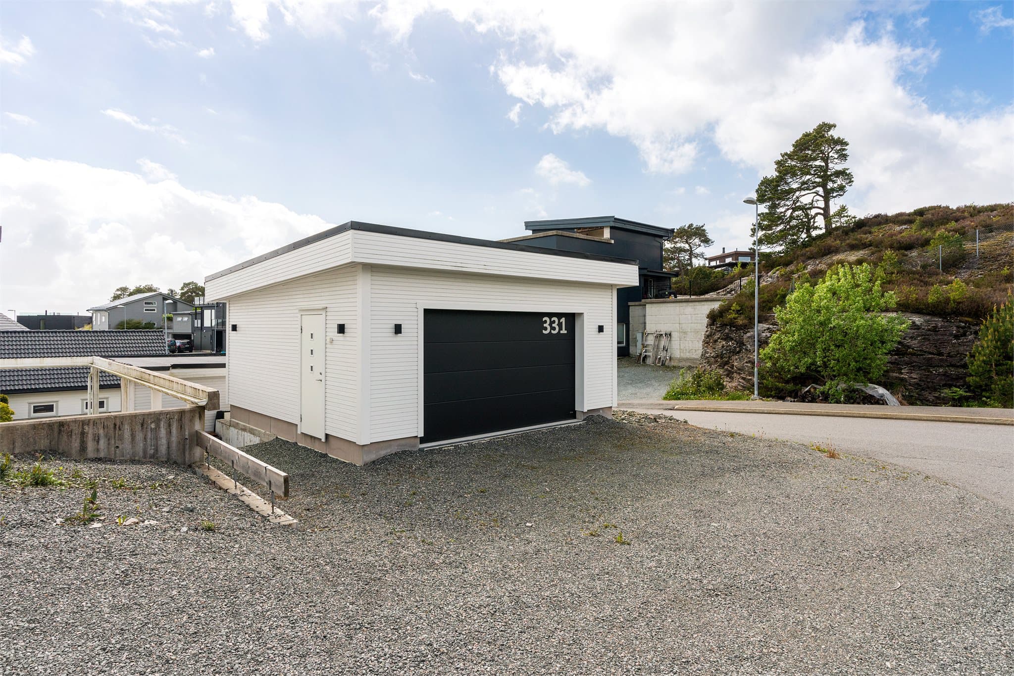 - Garasjen måler 32,5m² og har godt med plass til parkering og oppbevaring -